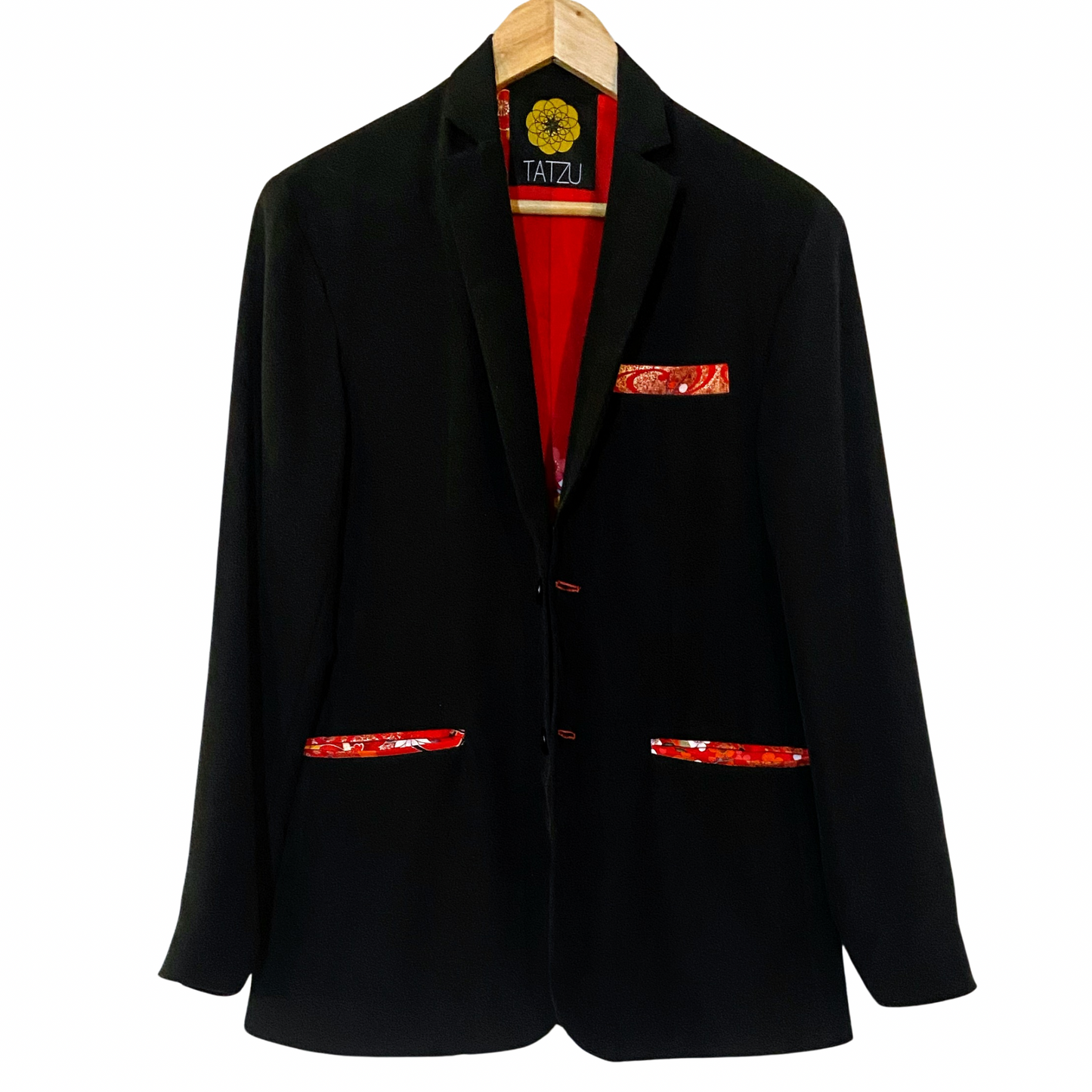 ノッチドラペルカラー ポイントカラー ジャケット
◎素材
表地:黒 色無地 裏地:七五三着物
◎デザイン
・ノッチドラペルカラー ・胸ダーツ ・フロント 2ボタン ・長袖 ・カフス 3ボタン&スリット ・センターベント ・左胸箱ポケット - 七五三着物使用 ・両側フロントフラップポケット - 七五三着物使用 ・両側裏地ポケット ・総裏
◎お手入れ
ドライクリーニングのみ