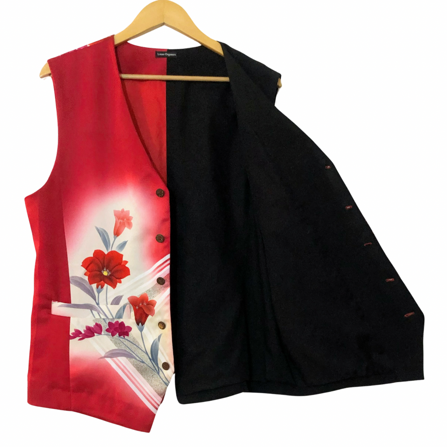 バイカラー ジレ (特価)
Mサイズ
◎素材
表地:黒留袖, 着物生地 裏地:コットン
◎デザイン
・Vネック ・フロント 5ボタン ・アシンメトリー裾 ・後ろ調整ベルト ・左胸箱ポケット ・両側フロント箱ポケット ・半身頃 - 任意の着物生地 ・総裏
◎お手入れ
ドライクリーニングのみ