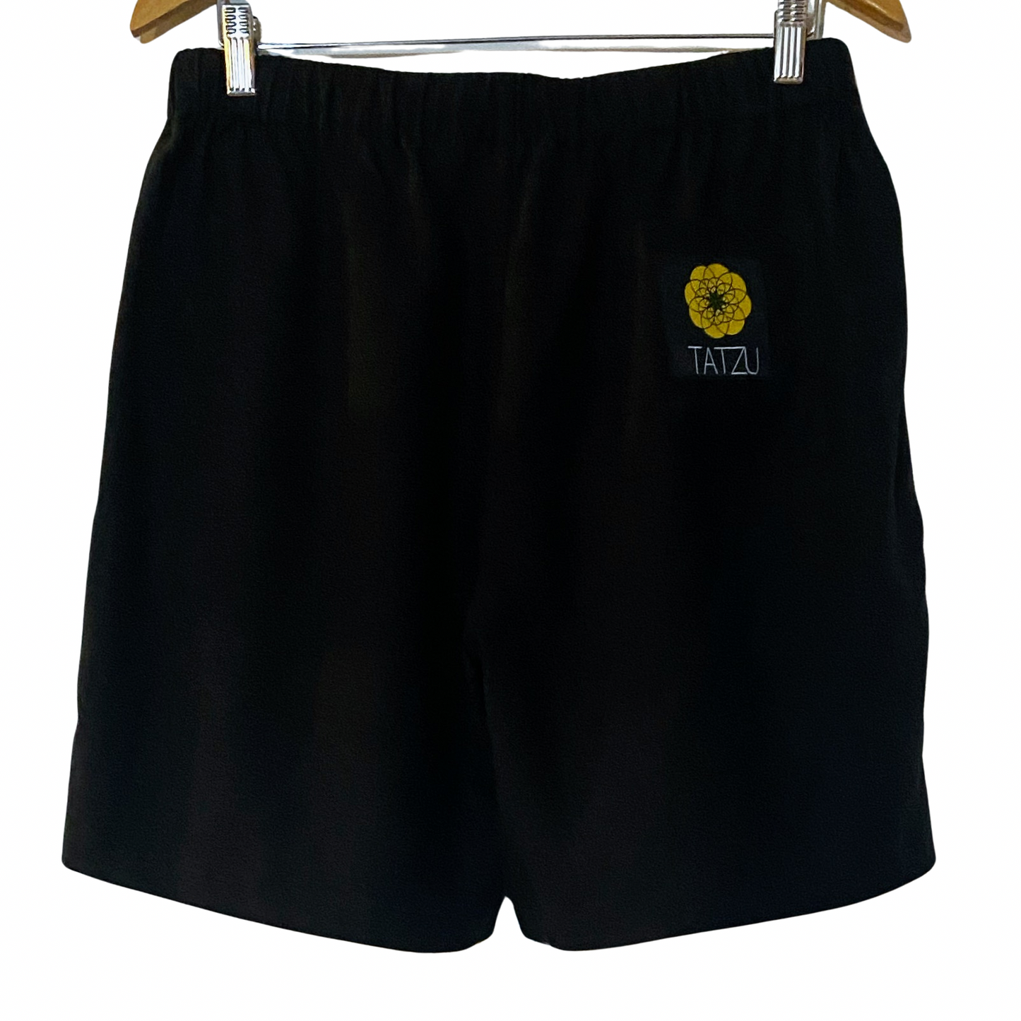 甚平 セットアップ
黒無地コレクション
◎素材
表地:黒 色無地 裏地:コットン
◎デザイン
⚫︎トップス
・スタンドカラー ・両側結び紐 ・7分袖 ・両側サイドスリット ・総裏
⚫︎ボトムス
・ウエストゴム 調整紐付 ・5分丈 ・両側フロントサイドポケット ・後ろ右側アウトポケット ・総裏
◎お手入れ
ドライクリーニングのみ