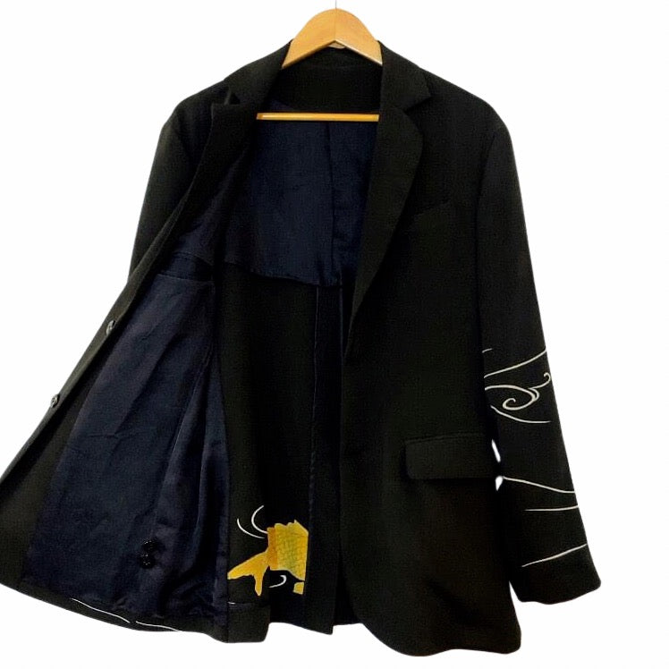 ノッチドラペルカラー ジャケット
◎素材
表地:黒留袖 裏地:コットン
◎デザイン
・ノッチドラペルカラー ・胸ダーツ ・フロント 2ボタン ・長袖 ・袖 3ボタン ・センターベント ・左胸箱ポケット ・両側フロントフラップポケット ・両側裏地ポケット ・総裏
◎お手入れ
ドライクリーニングのみ