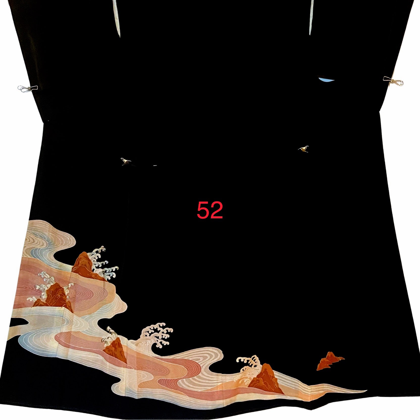 こちらはオーダーメイド製品となります。

掲載の製品の画像はサンプル（非売品）となります。掲載の黒留袖の中からお好みの柄の番号をお選びいただき、その黒留袖を使用して当製品をオーダーメイドにて製作いたします。柄の配置は当店にお任せください。サイズについてはお支払い後にメールでご希望の寸法を確認させていただきます。製作期間は通常約4週間となります。

製品が仕上がり次第、プノンペンのアトリエからお客様のご住所へ国際郵便（EMS）で発送いたします。発送後にEMSの追跡番号をお知らせいたします。発送から到着まではお客様のご住所により1週間前後かかる場合がありますのでご了承ください。

進捗状況はメールで随時お知らせいたします。あなただけの特別な一品を丁寧に制作してまいります。