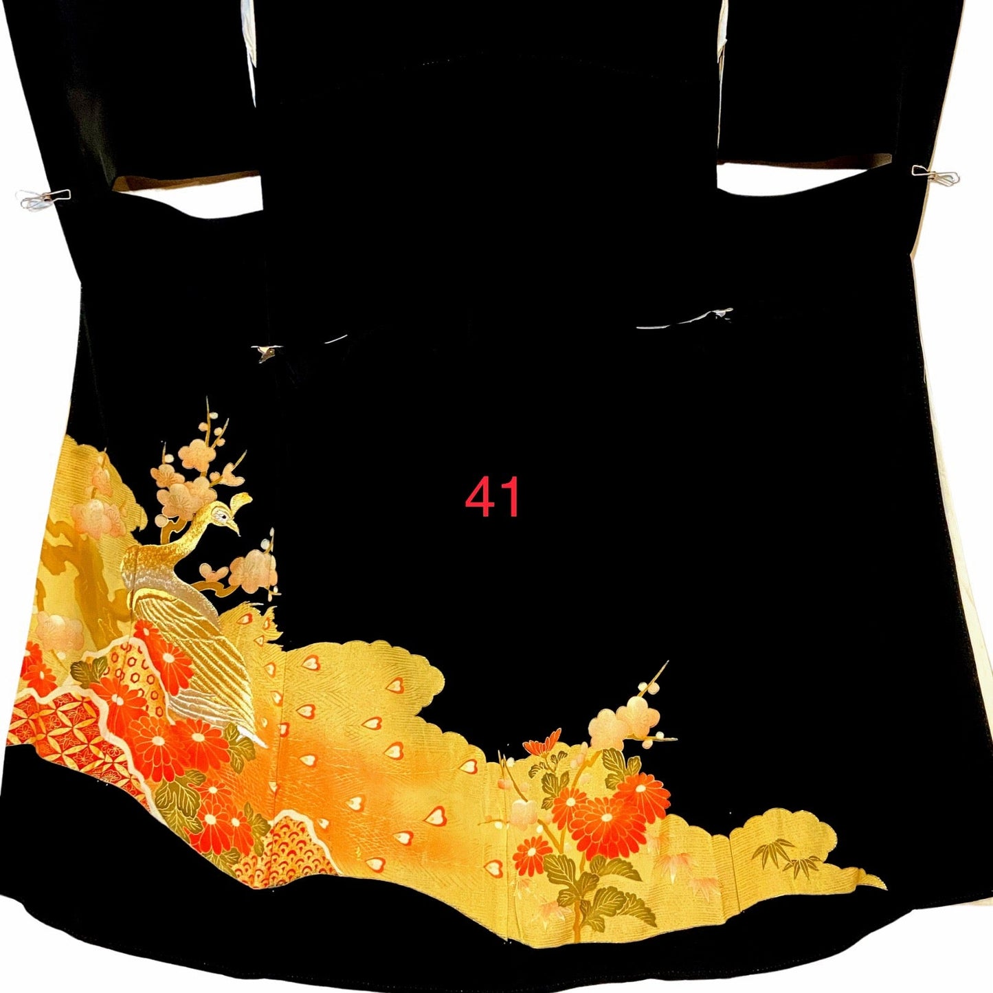 こちらはオーダーメイド製品となります。

掲載の製品の画像はサンプル（非売品）となります。掲載の黒留袖の中からお好みの柄の番号をお選びいただき、その黒留袖を使用して当製品をオーダーメイドにて製作いたします。柄の配置は当店にお任せください。サイズについてはお支払い後にメールでご希望の寸法を確認させていただきます。製作期間は通常約4週間となります。

製品が仕上がり次第、プノンペンのアトリエからお客様のご住所へ国際郵便（EMS）で発送いたします。発送後にEMSの追跡番号をお知らせいたします。発送から到着まではお客様のご住所により1週間前後かかる場合がありますのでご了承ください。

進捗状況はメールで随時お知らせいたします。あなただけの特別な一品を丁寧に制作してまいります。