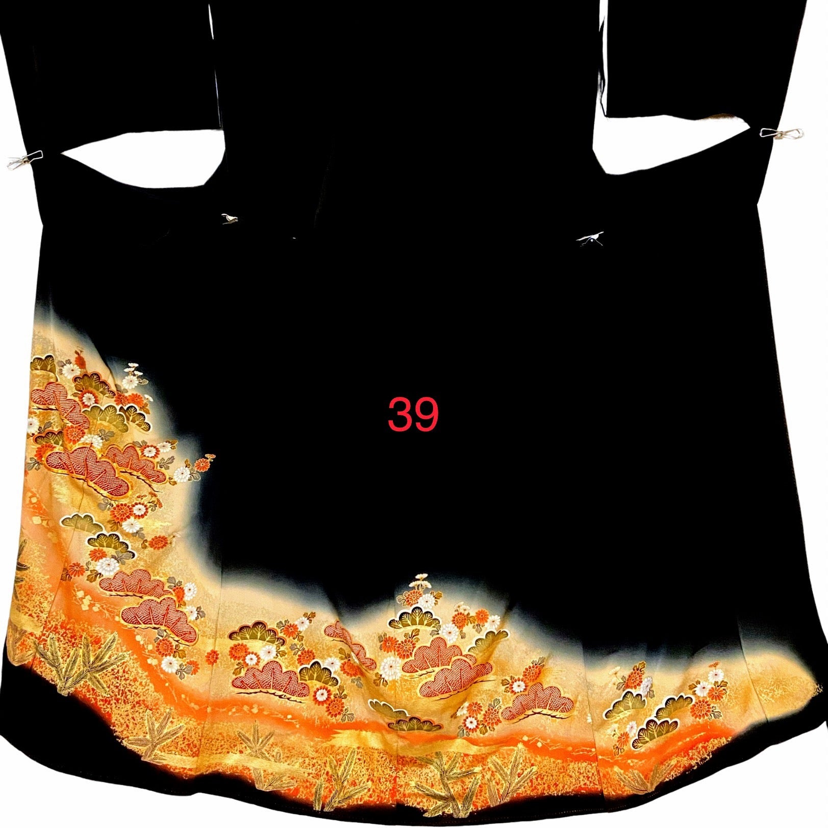 こちらはオーダーメイド製品となります。

掲載の製品の画像はサンプル（非売品）となります。掲載の黒留袖の中からお好みの柄の番号をお選びいただき、その黒留袖を使用して当製品をオーダーメイドにて製作いたします。柄の配置は当店にお任せください。サイズについてはお支払い後にメールでご希望の寸法を確認させていただきます。製作期間は通常約4週間となります。

製品が仕上がり次第、プノンペンのアトリエからお客様のご住所へ国際郵便（EMS）で発送いたします。発送後にEMSの追跡番号をお知らせいたします。発送から到着まではお客様のご住所により1週間前後かかる場合がありますのでご了承ください。

進捗状況はメールで随時お知らせいたします。あなただけの特別な一品を丁寧に制作してまいります。