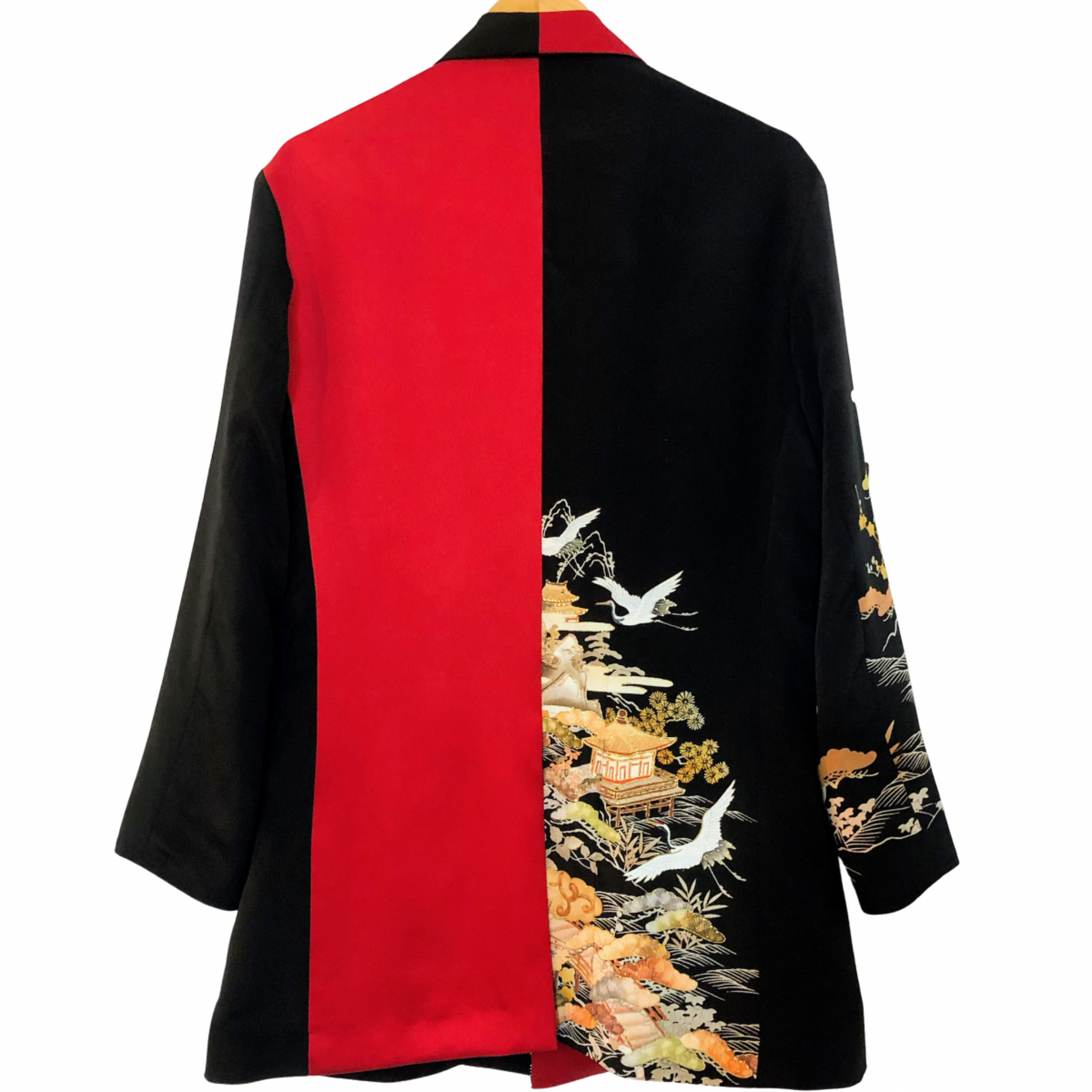 ノッチドラペルカラー デザインジャケット

◎素材
表地：黒留袖, 着物生地　裏地：コットン

◎デザイン
・ノッチドラペルカラー　・胸ダーツ　・フロント 3ボタン　・長袖　・ロールアップスリーブ　・カフ 1ボタン&amp;スリット　・センターベント　・左胸箱ポケット　・両側フロントフラップポケット　・両側裏地ポケット　・総裏

◎お手入れ
ドライクリーニングのみ