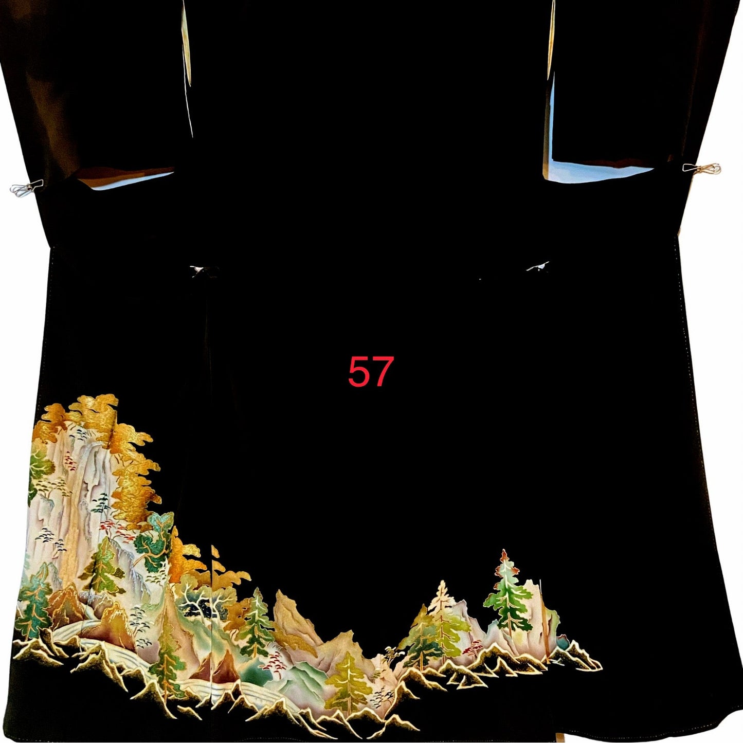 こちらはオーダーメイド製品となります。

掲載の製品の画像はサンプル（非売品）となります。掲載の黒留袖の中からお好みの柄の番号をお選びいただき、その黒留袖を使用して当製品をオーダーメイドにて製作いたします。柄の配置は当店にお任せください。サイズについてはお支払い後にメールでご希望の寸法を確認させていただきます。製作期間は通常約4週間となります。

製品が仕上がり次第、プノンペンのアトリエからお客様のご住所へ国際郵便（EMS）で発送いたします。発送後にEMSの追跡番号をお知らせいたします。発送から到着まではお客様のご住所により1週間前後かかる場合がありますのでご了承ください。

進捗状況はメールで随時お知らせいたします。あなただけの特別な一品を丁寧に制作してまいります。