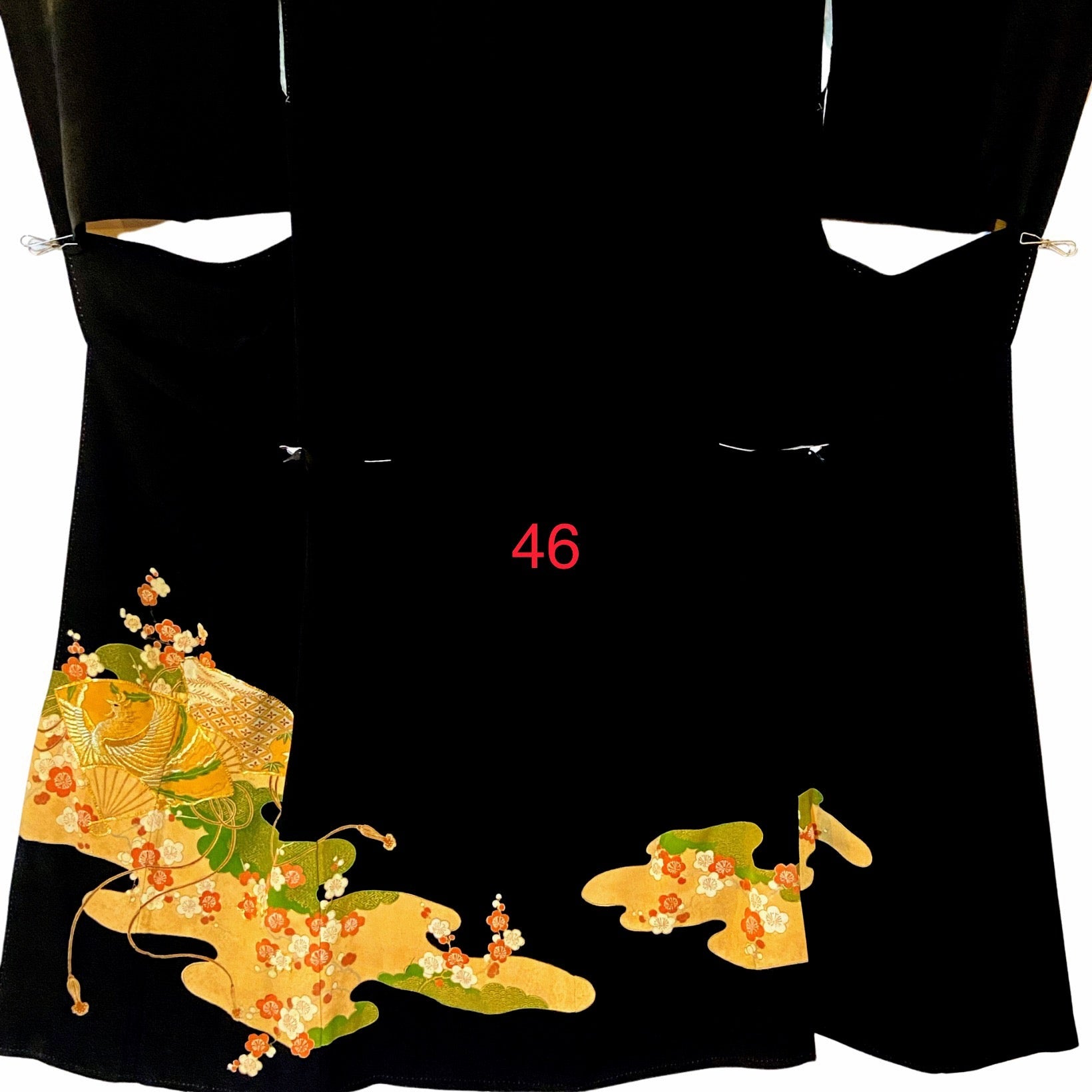 こちらはオーダーメイド製品となります。

掲載の製品の画像はサンプル（非売品）となります。掲載の黒留袖の中からお好みの柄の番号をお選びいただき、その黒留袖を使用して当製品をオーダーメイドにて製作いたします。柄の配置は当店にお任せください。サイズについてはお支払い後にメールでご希望の寸法を確認させていただきます。製作期間は通常約4週間となります。

製品が仕上がり次第、プノンペンのアトリエからお客様のご住所へ国際郵便（EMS）で発送いたします。発送後にEMSの追跡番号をお知らせいたします。発送から到着まではお客様のご住所により1週間前後かかる場合がありますのでご了承ください。

進捗状況はメールで随時お知らせいたします。あなただけの特別な一品を丁寧に制作してまいります。