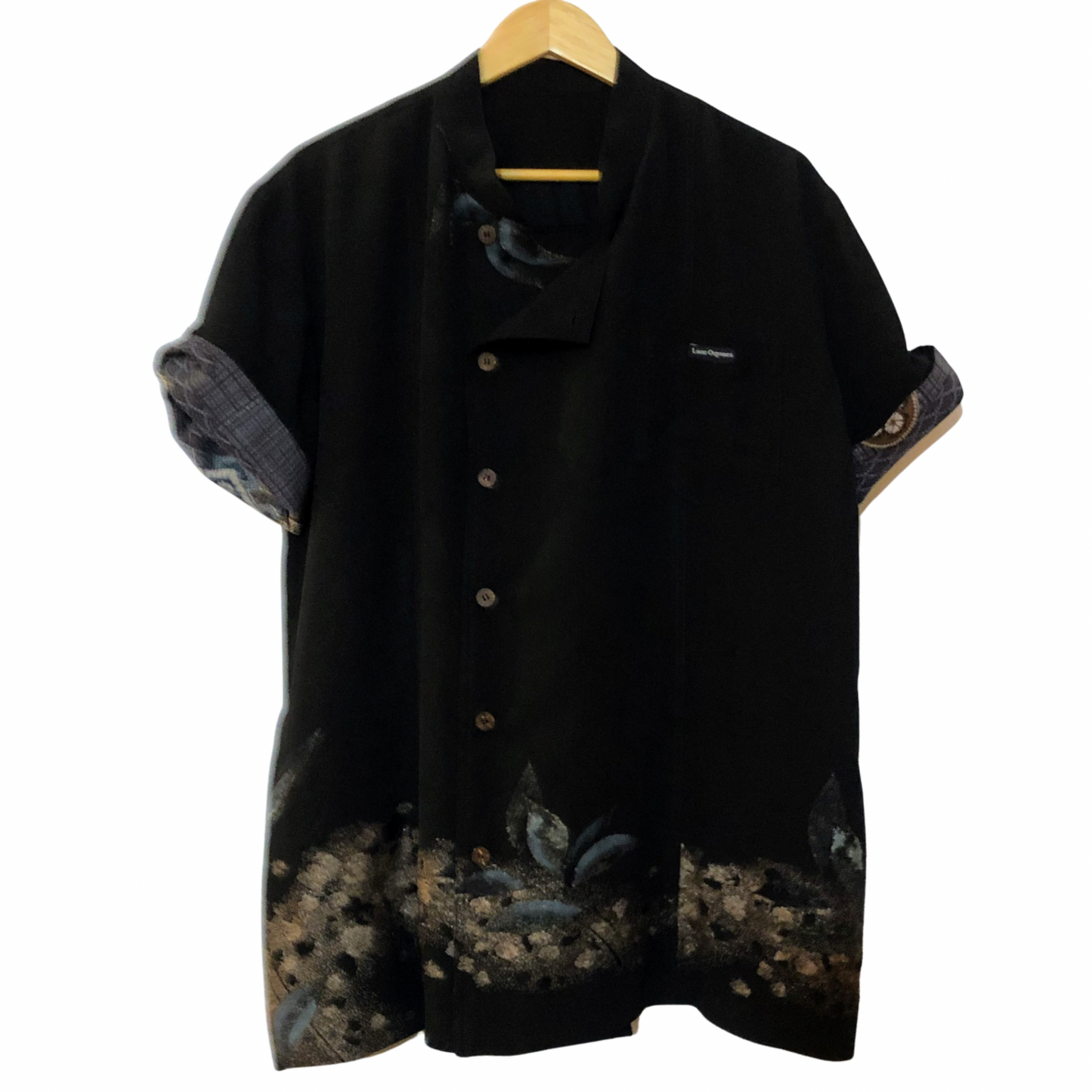 シェフ コート - フロントボタン

◎素材
表地：黒留袖　裏地：コットン

◎デザイン
・スタンドカラー　・フロントサイド 6ボタン　・5分袖　・ロールアップスリーブ　・両側サイドスリット　・左胸アウトポケット　・総裏

◎お手入れ
ドライクリーニングのみ