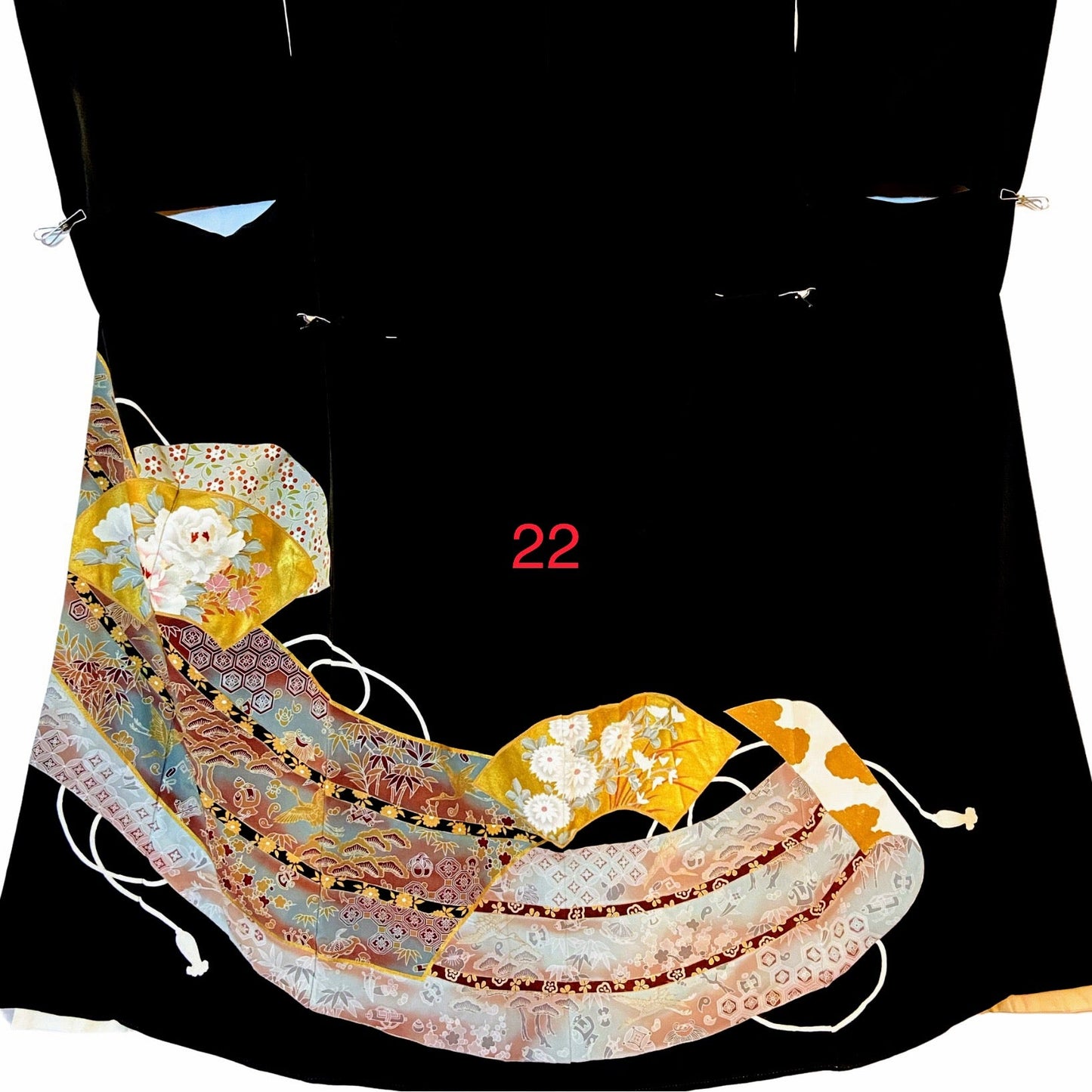 こちらはオーダーメイド製品となります。

掲載の製品の画像はサンプル（非売品）となります。掲載の黒留袖の中からお好みの柄の番号をお選びいただき、その黒留袖を使用して当製品をオーダーメイドにて製作いたします。柄の配置は当店にお任せください。サイズについてはお支払い後にメールでご希望の寸法を確認させていただきます。製作期間は通常約4週間となります。

製品が仕上がり次第、プノンペンのアトリエからお客様のご住所へ国際郵便（EMS）で発送いたします。発送後にEMSの追跡番号をお知らせいたします。発送から到着まではお客様のご住所により1週間前後かかる場合がありますのでご了承ください。

進捗状況はメールで随時お知らせいたします。あなただけの特別な一品を丁寧に制作してまいります。