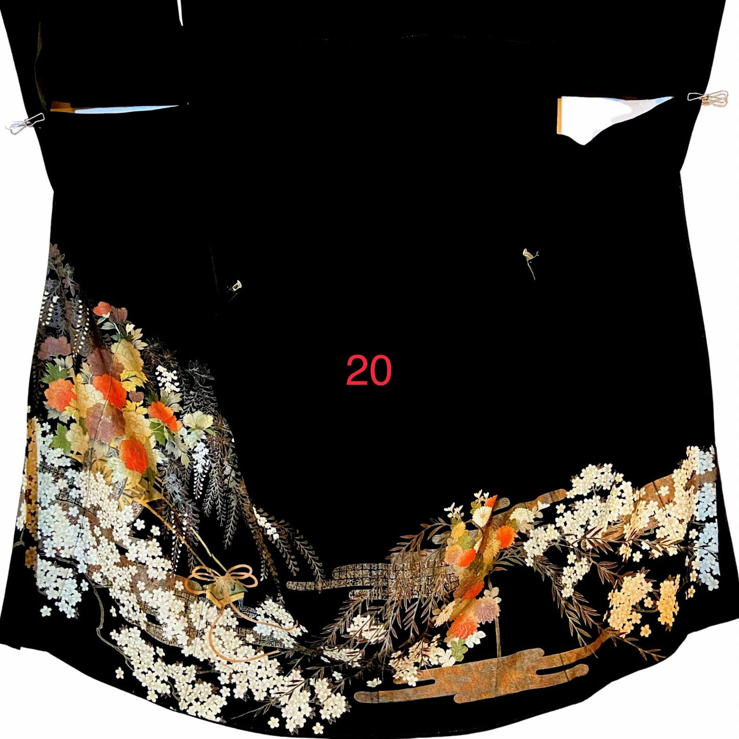 こちらはオーダーメイド製品となります。

掲載の製品の画像はサンプル（非売品）となります。掲載の黒留袖の中からお好みの柄の番号をお選びいただき、その黒留袖を使用して当製品をオーダーメイドにて製作いたします。柄の配置は当店にお任せください。サイズについてはお支払い後にメールでご希望の寸法を確認させていただきます。製作期間は通常約4週間となります。

製品が仕上がり次第、プノンペンのアトリエからお客様のご住所へ国際郵便（EMS）で発送いたします。発送後にEMSの追跡番号をお知らせいたします。発送から到着まではお客様のご住所により1週間前後かかる場合がありますのでご了承ください。

進捗状況はメールで随時お知らせいたします。あなただけの特別な一品を丁寧に制作してまいります。