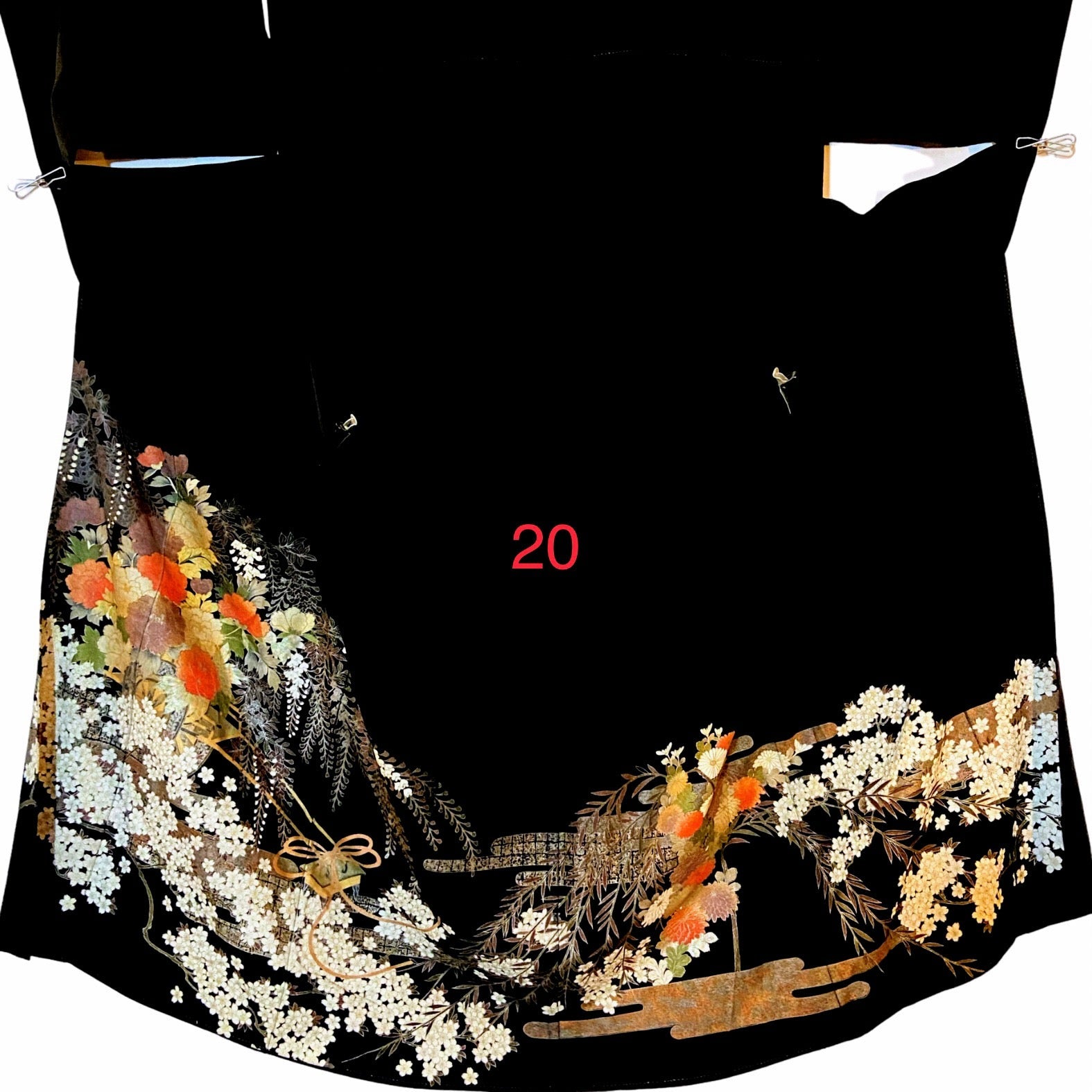 こちらはオーダーメイド製品となります。

掲載の製品の画像はサンプル（非売品）となります。掲載の黒留袖の中からお好みの柄の番号をお選びいただき、その黒留袖を使用して当製品をオーダーメイドにて製作いたします。柄の配置は当店にお任せください。サイズについてはお支払い後にメールでご希望の寸法を確認させていただきます。製作期間は通常約4週間となります。

製品が仕上がり次第、プノンペンのアトリエからお客様のご住所へ国際郵便（EMS）で発送いたします。発送後にEMSの追跡番号をお知らせいたします。発送から到着まではお客様のご住所により1週間前後かかる場合がありますのでご了承ください。

進捗状況はメールで随時お知らせいたします。あなただけの特別な一品を丁寧に制作してまいります。