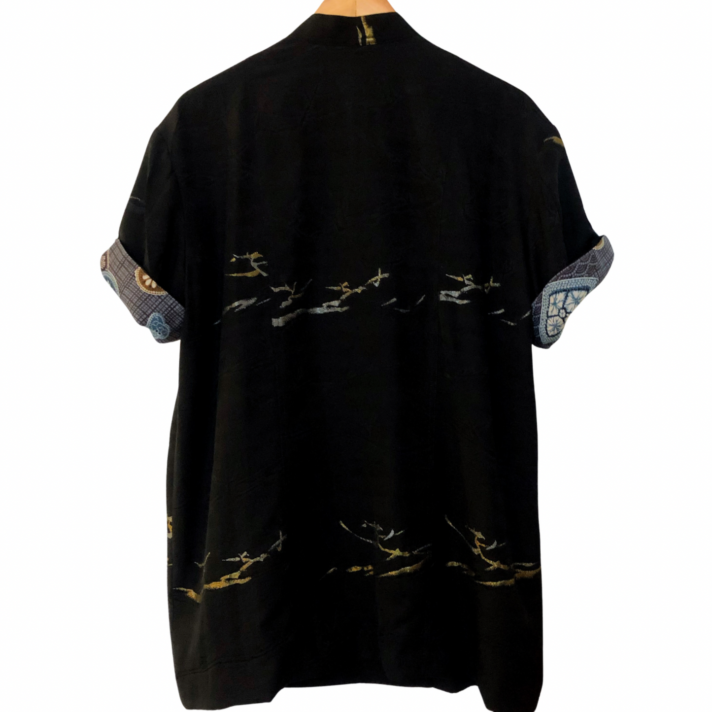 シェフ コート - フロントボタン

◎素材
表地：黒留袖　裏地：コットン

◎デザイン
・スタンドカラー　・フロントサイド 6ボタン　・5分袖　・ロールアップスリーブ　・両側サイドスリット　・左胸アウトポケット　・総裏

◎お手入れ
ドライクリーニングのみ