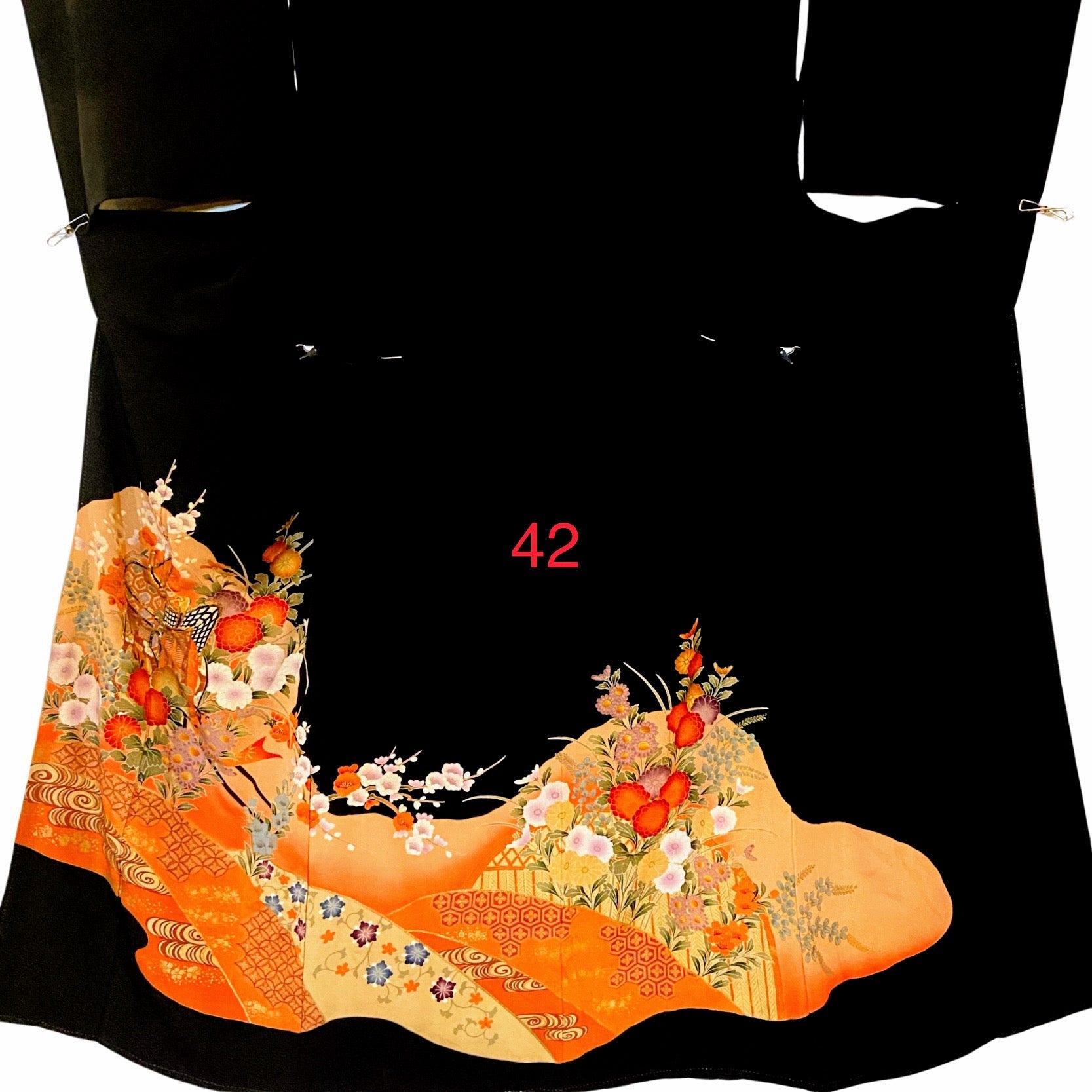 こちらはオーダーメイド製品となります。

掲載の製品の画像はサンプル（非売品）となります。掲載の黒留袖の中からお好みの柄の番号をお選びいただき、その黒留袖を使用して当製品をオーダーメイドにて製作いたします。柄の配置は当店にお任せください。サイズについてはお支払い後にメールでご希望の寸法を確認させていただきます。製作期間は通常約4週間となります。

製品が仕上がり次第、プノンペンのアトリエからお客様のご住所へ国際郵便（EMS）で発送いたします。発送後にEMSの追跡番号をお知らせいたします。発送から到着まではお客様のご住所により1週間前後かかる場合がありますのでご了承ください。

進捗状況はメールで随時お知らせいたします。あなただけの特別な一品を丁寧に制作してまいります。