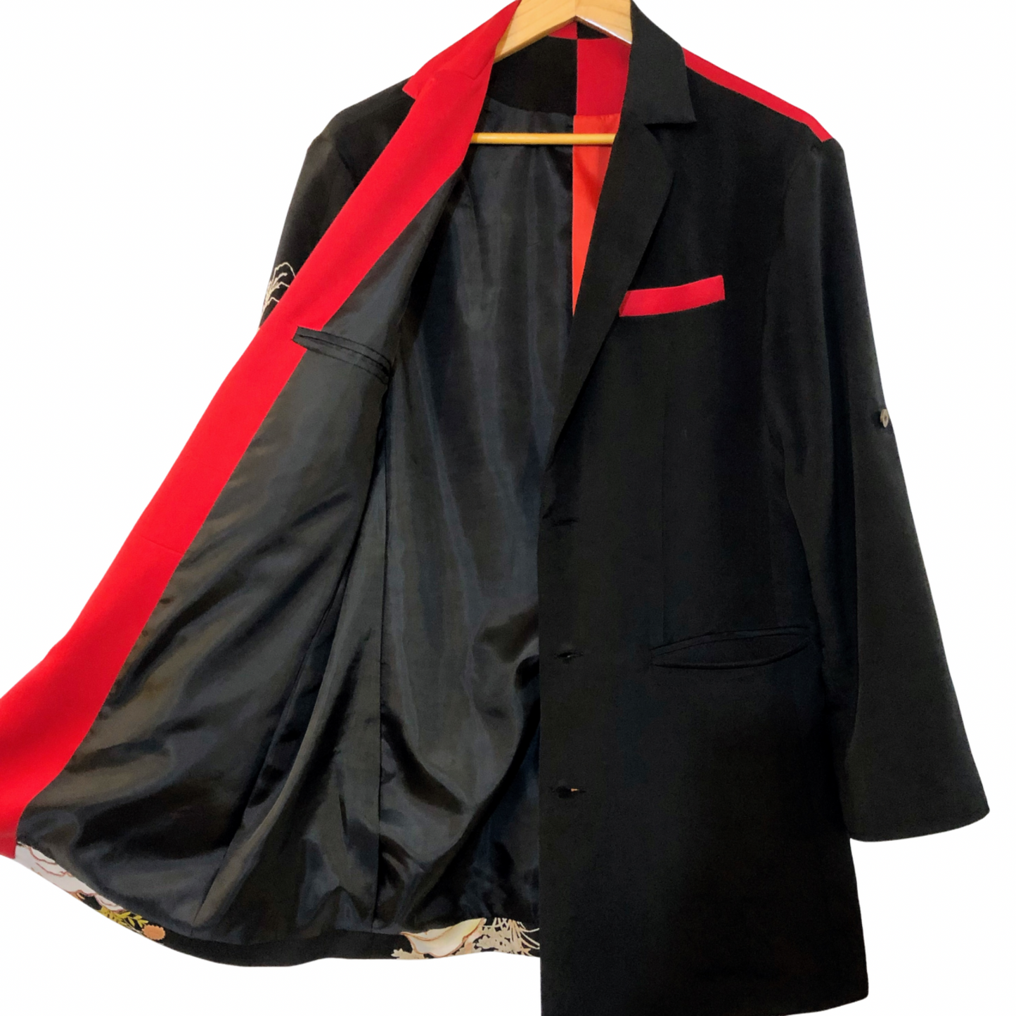 ノッチドラペルカラー デザインジャケット

◎素材
表地：黒留袖, 着物生地　裏地：コットン

◎デザイン
・ノッチドラペルカラー　・胸ダーツ　・フロント 3ボタン　・長袖　・ロールアップスリーブ　・カフ 1ボタン&amp;スリット　・センターベント　・左胸箱ポケット　・両側フロントフラップポケット　・両側裏地ポケット　・総裏

◎お手入れ
ドライクリーニングのみ