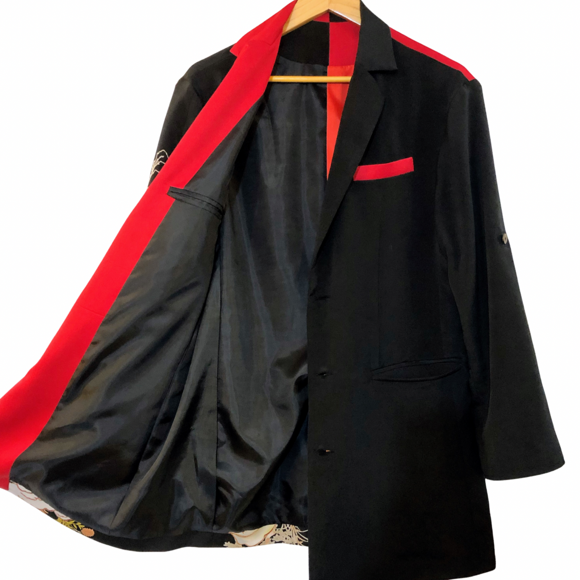 ノッチドラペルカラー デザインジャケット

◎素材
表地：黒留袖, 着物生地　裏地：コットン

◎デザイン
・ノッチドラペルカラー　・胸ダーツ　・フロント 3ボタン　・長袖　・ロールアップスリーブ　・カフ 1ボタン&amp;スリット　・センターベント　・左胸箱ポケット　・両側フロントフラップポケット　・両側裏地ポケット　・総裏

◎お手入れ
ドライクリーニングのみ