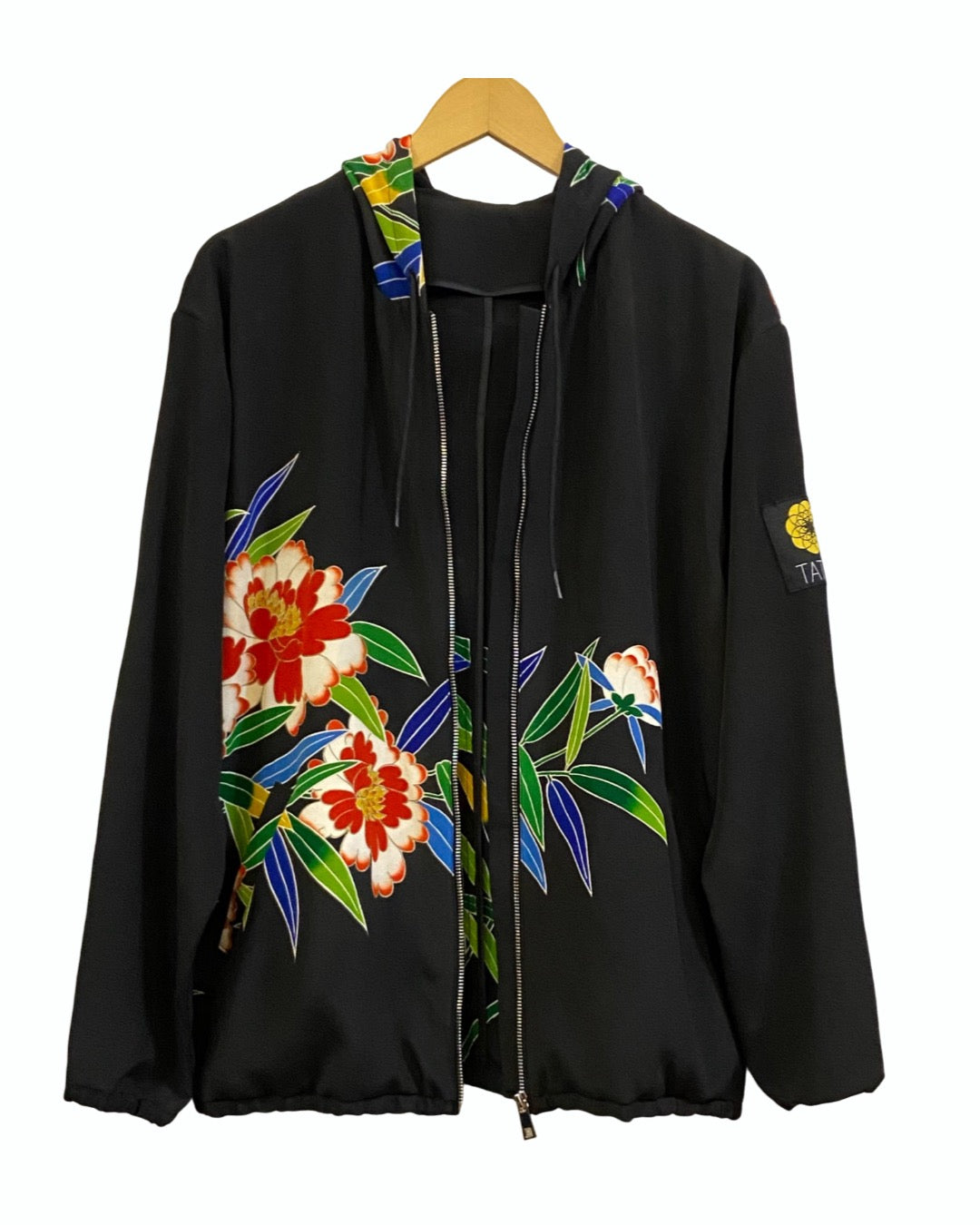 TATZU 黒留袖リメイク ジップパーカー｜Crimson Camellia Nocturne / Remade Black Tomesode Kimono Zipper Hoodie
