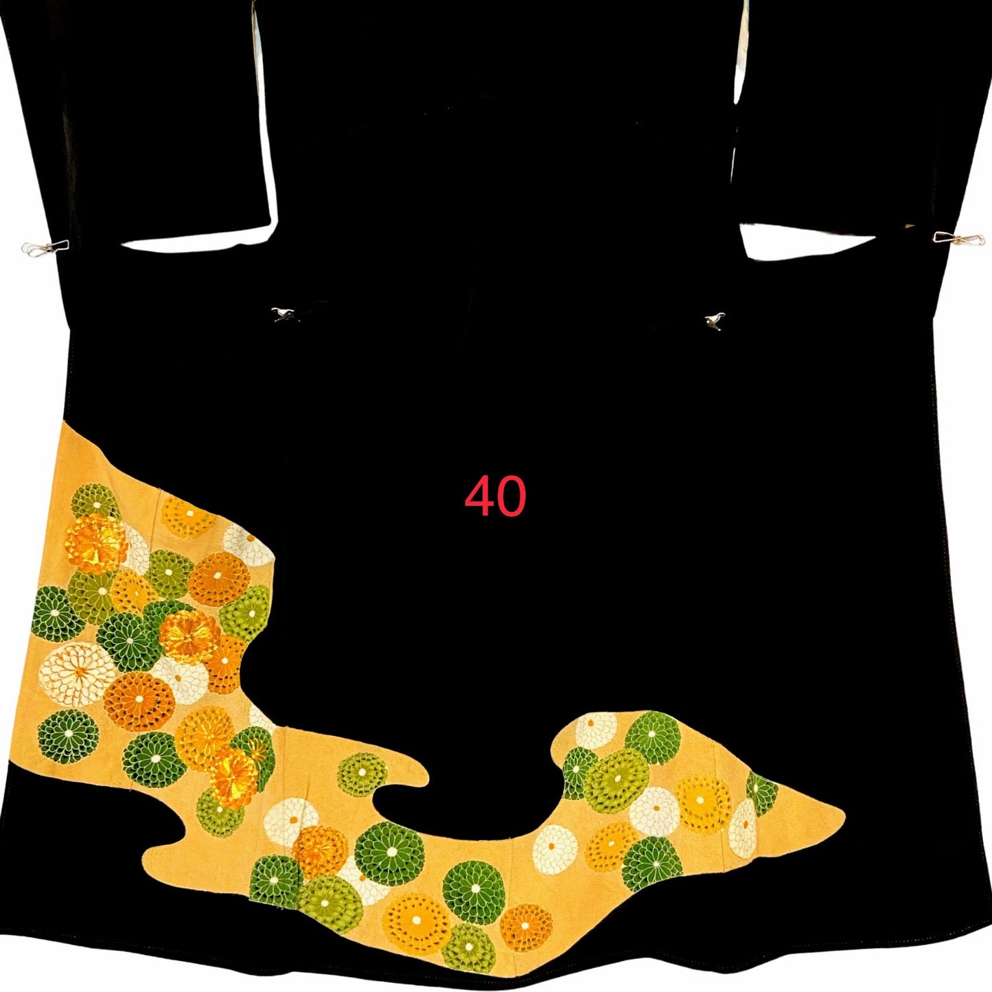 こちらはオーダーメイド製品となります。

掲載の製品の画像はサンプル（非売品）となります。掲載の黒留袖の中からお好みの柄の番号をお選びいただき、その黒留袖を使用して当製品をオーダーメイドにて製作いたします。柄の配置は当店にお任せください。サイズについてはお支払い後にメールでご希望の寸法を確認させていただきます。製作期間は通常約4週間となります。

製品が仕上がり次第、プノンペンのアトリエからお客様のご住所へ国際郵便（EMS）で発送いたします。発送後にEMSの追跡番号をお知らせいたします。発送から到着まではお客様のご住所により1週間前後かかる場合がありますのでご了承ください。

進捗状況はメールで随時お知らせいたします。あなただけの特別な一品を丁寧に制作してまいります。