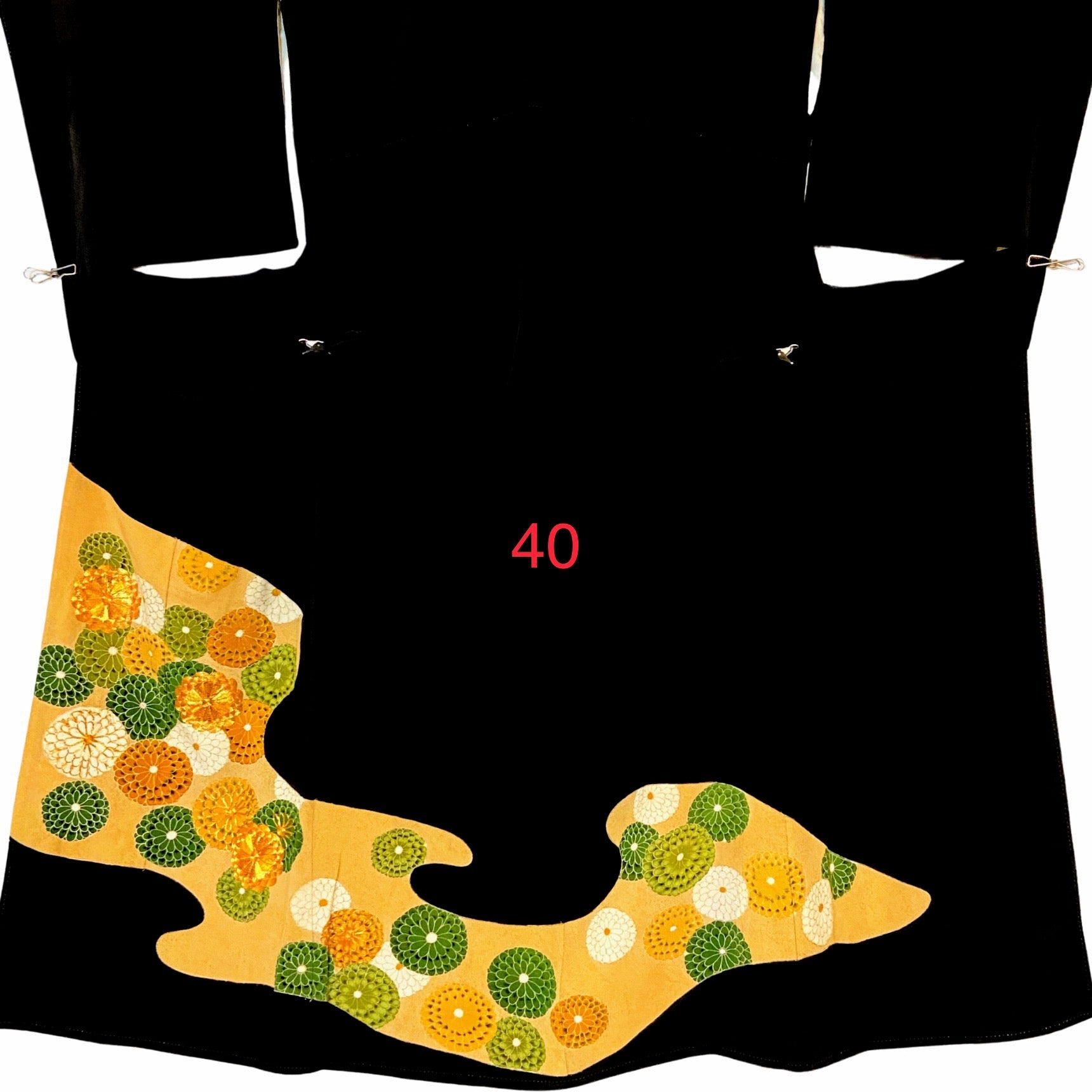 こちらはオーダーメイド製品となります。

掲載の製品の画像はサンプル（非売品）となります。掲載の黒留袖の中からお好みの柄の番号をお選びいただき、その黒留袖を使用して当製品をオーダーメイドにて製作いたします。柄の配置は当店にお任せください。サイズについてはお支払い後にメールでご希望の寸法を確認させていただきます。製作期間は通常約4週間となります。

製品が仕上がり次第、プノンペンのアトリエからお客様のご住所へ国際郵便（EMS）で発送いたします。発送後にEMSの追跡番号をお知らせいたします。発送から到着まではお客様のご住所により1週間前後かかる場合がありますのでご了承ください。

進捗状況はメールで随時お知らせいたします。あなただけの特別な一品を丁寧に制作してまいります。