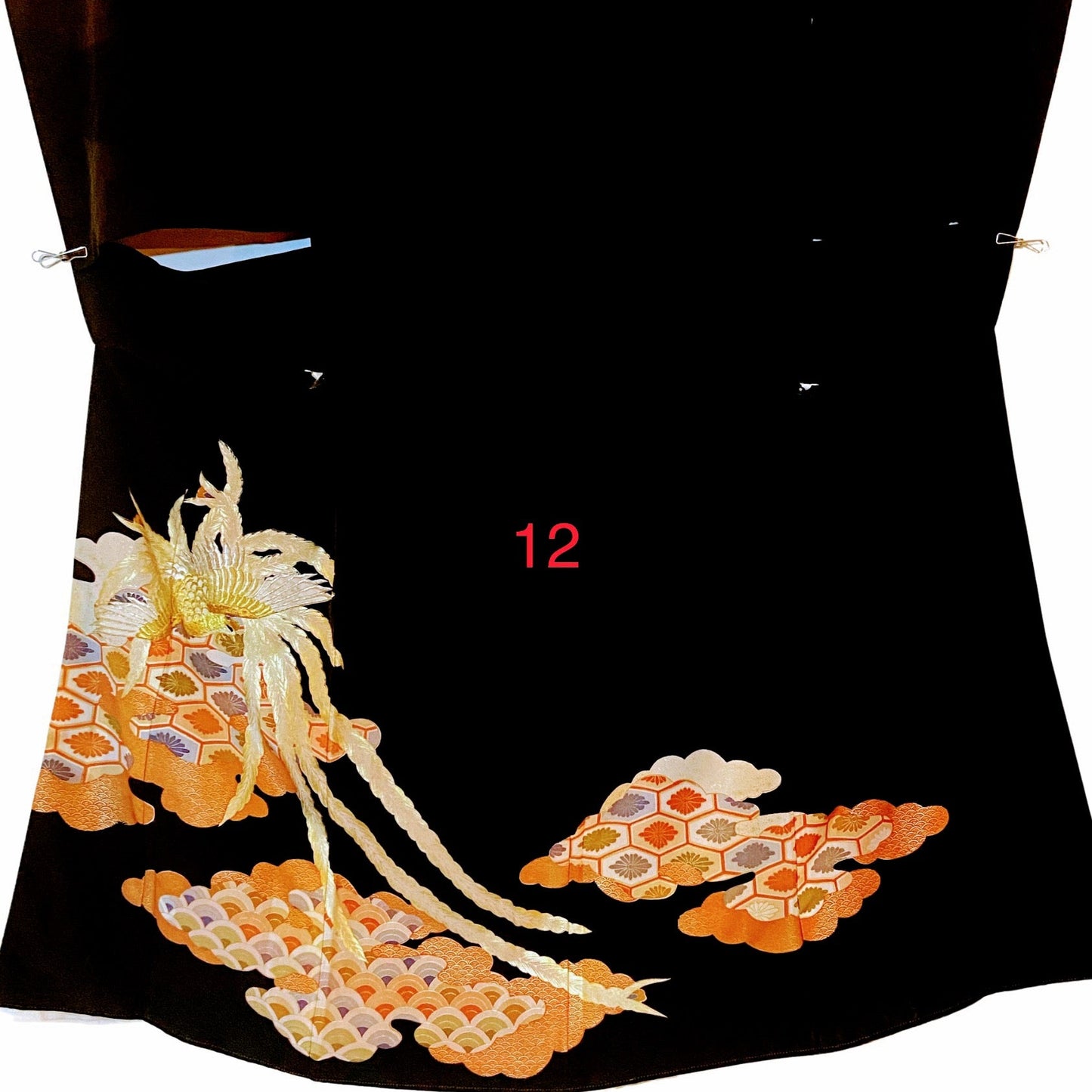 こちらはオーダーメイド製品となります。

掲載の製品の画像はサンプル（非売品）となります。掲載の黒留袖の中からお好みの柄の番号をお選びいただき、その黒留袖を使用して当製品をオーダーメイドにて製作いたします。柄の配置は当店にお任せください。サイズについてはお支払い後にメールでご希望の寸法を確認させていただきます。製作期間は通常約4週間となります。

製品が仕上がり次第、プノンペンのアトリエからお客様のご住所へ国際郵便（EMS）で発送いたします。発送後にEMSの追跡番号をお知らせいたします。発送から到着まではお客様のご住所により1週間前後かかる場合がありますのでご了承ください。

進捗状況はメールで随時お知らせいたします。あなただけの特別な一品を丁寧に制作してまいります。