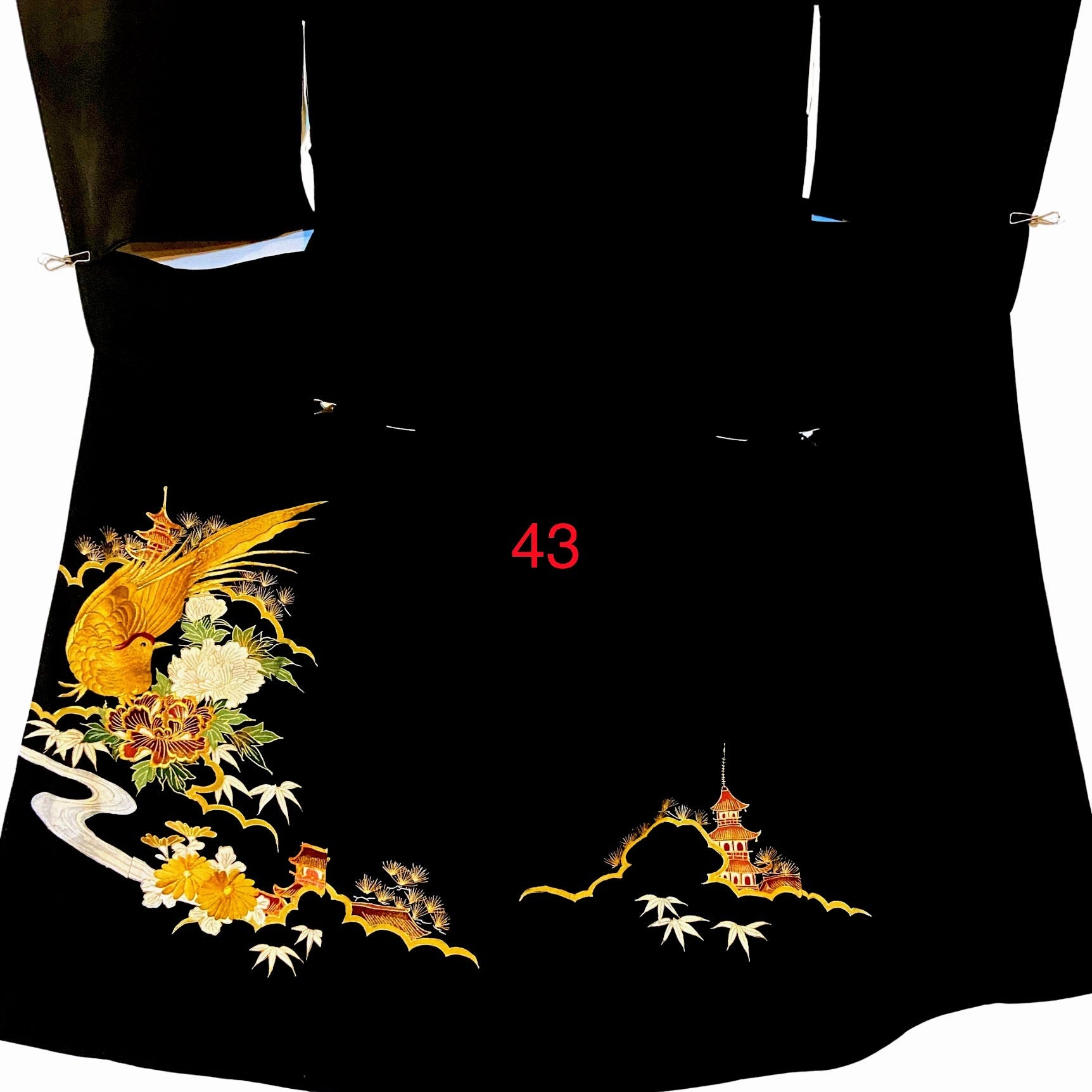 こちらはオーダーメイド製品となります。

掲載の製品の画像はサンプル（非売品）となります。掲載の黒留袖の中からお好みの柄の番号をお選びいただき、その黒留袖を使用して当製品をオーダーメイドにて製作いたします。柄の配置は当店にお任せください。サイズについてはお支払い後にメールでご希望の寸法を確認させていただきます。製作期間は通常約4週間となります。

製品が仕上がり次第、プノンペンのアトリエからお客様のご住所へ国際郵便（EMS）で発送いたします。発送後にEMSの追跡番号をお知らせいたします。発送から到着まではお客様のご住所により1週間前後かかる場合がありますのでご了承ください。

進捗状況はメールで随時お知らせいたします。あなただけの特別な一品を丁寧に制作してまいります。