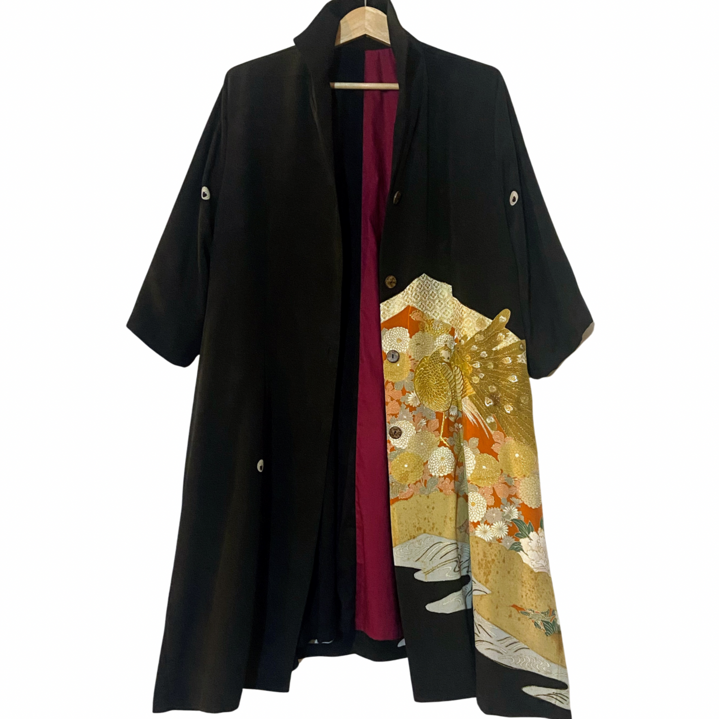 ハイスタンドカラー フレアカーディガン

◎素材
表地：黒留袖　裏地：コットン

◎デザイン
・ハイスタンドカラー　・フロント 4ボタン　・長袖　・後ろセンタースリット　・両側フロントサイドポケット　・総裏

◎お手入れ
ドライクリーニングのみ