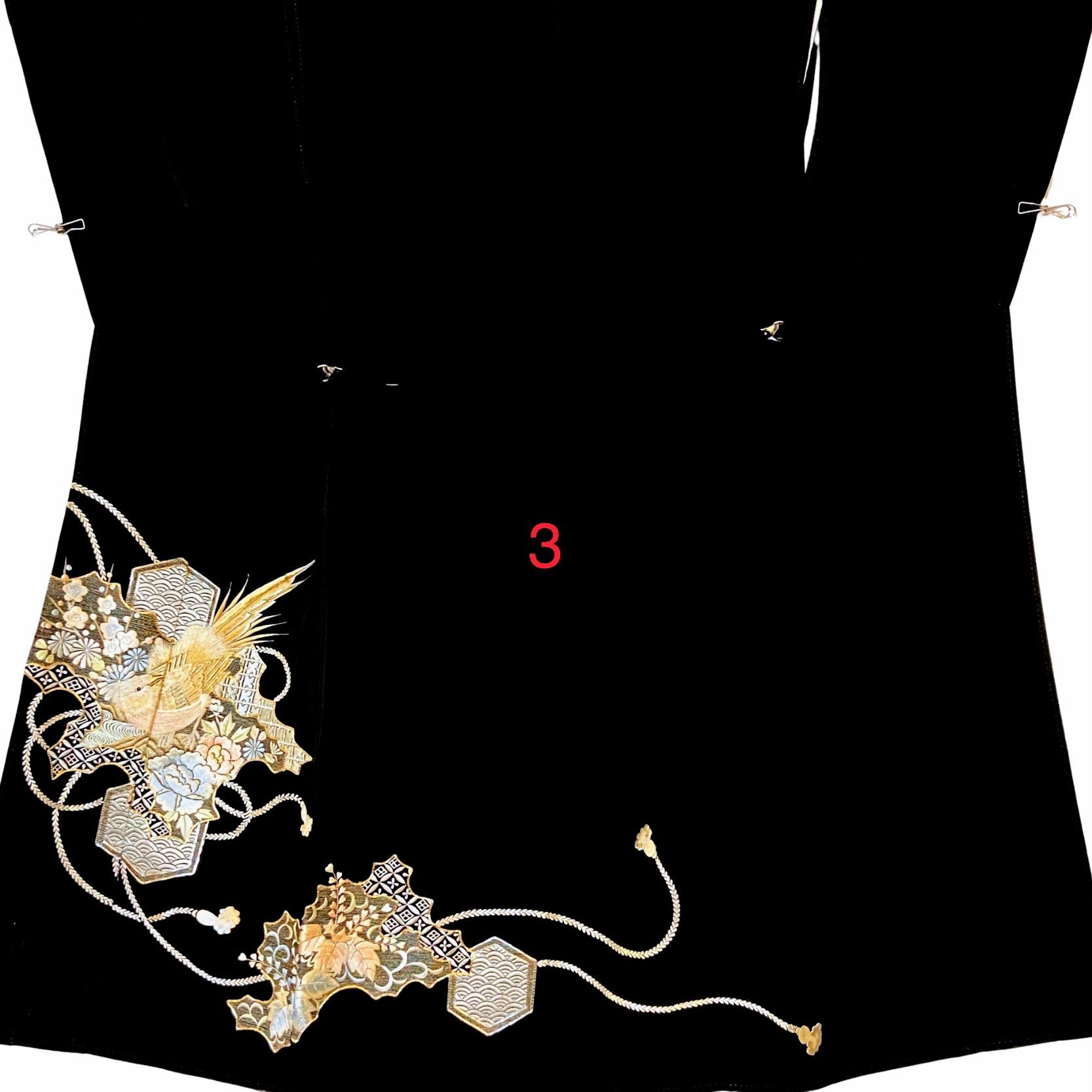 こちらはオーダーメイド製品となります。

掲載の製品の画像はサンプル（非売品）となります。掲載の黒留袖の中からお好みの柄の番号をお選びいただき、その黒留袖を使用して当製品をオーダーメイドにて製作いたします。柄の配置は当店にお任せください。サイズについてはお支払い後にメールでご希望の寸法を確認させていただきます。製作期間は通常約4週間となります。

製品が仕上がり次第、プノンペンのアトリエからお客様のご住所へ国際郵便（EMS）で発送いたします。発送後にEMSの追跡番号をお知らせいたします。発送から到着まではお客様のご住所により1週間前後かかる場合がありますのでご了承ください。

進捗状況はメールで随時お知らせいたします。あなただけの特別な一品を丁寧に制作してまいります。