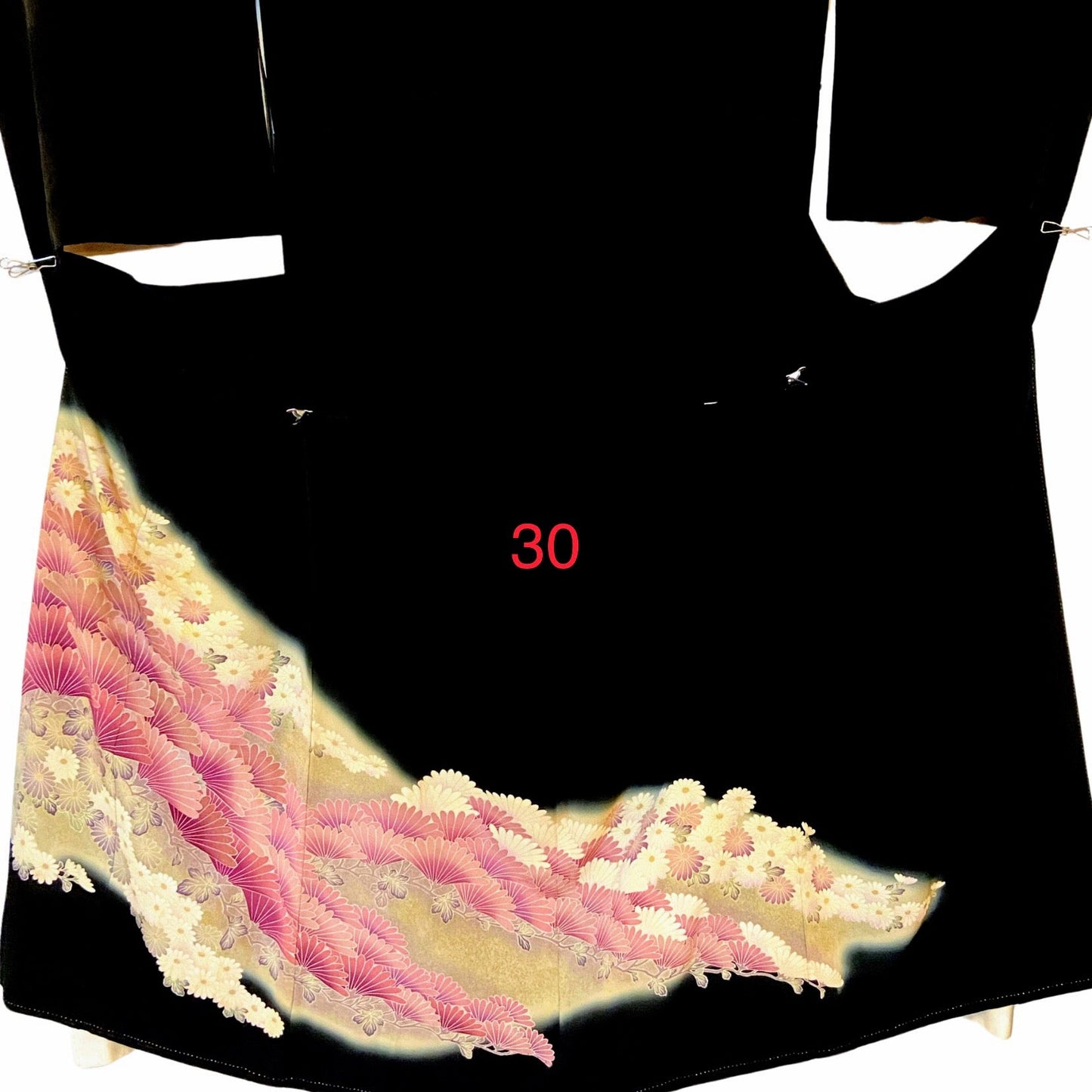 こちらはオーダーメイド製品となります。

掲載の製品の画像はサンプル（非売品）となります。掲載の黒留袖の中からお好みの柄の番号をお選びいただき、その黒留袖を使用して当製品をオーダーメイドにて製作いたします。柄の配置は当店にお任せください。サイズについてはお支払い後にメールでご希望の寸法を確認させていただきます。製作期間は通常約4週間となります。

製品が仕上がり次第、プノンペンのアトリエからお客様のご住所へ国際郵便（EMS）で発送いたします。発送後にEMSの追跡番号をお知らせいたします。発送から到着まではお客様のご住所により1週間前後かかる場合がありますのでご了承ください。

進捗状況はメールで随時お知らせいたします。あなただけの特別な一品を丁寧に制作してまいります。