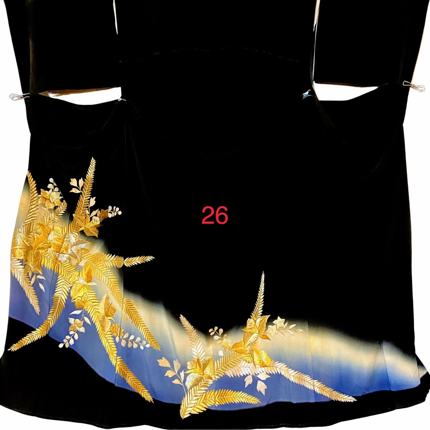 こちらはオーダーメイド製品となります。

掲載の製品の画像はサンプル（非売品）となります。掲載の黒留袖の中からお好みの柄の番号をお選びいただき、その黒留袖を使用して当製品をオーダーメイドにて製作いたします。柄の配置は当店にお任せください。サイズについてはお支払い後にメールでご希望の寸法を確認させていただきます。製作期間は通常約4週間となります。

製品が仕上がり次第、プノンペンのアトリエからお客様のご住所へ国際郵便（EMS）で発送いたします。発送後にEMSの追跡番号をお知らせいたします。発送から到着まではお客様のご住所により1週間前後かかる場合がありますのでご了承ください。

進捗状況はメールで随時お知らせいたします。あなただけの特別な一品を丁寧に制作してまいります。