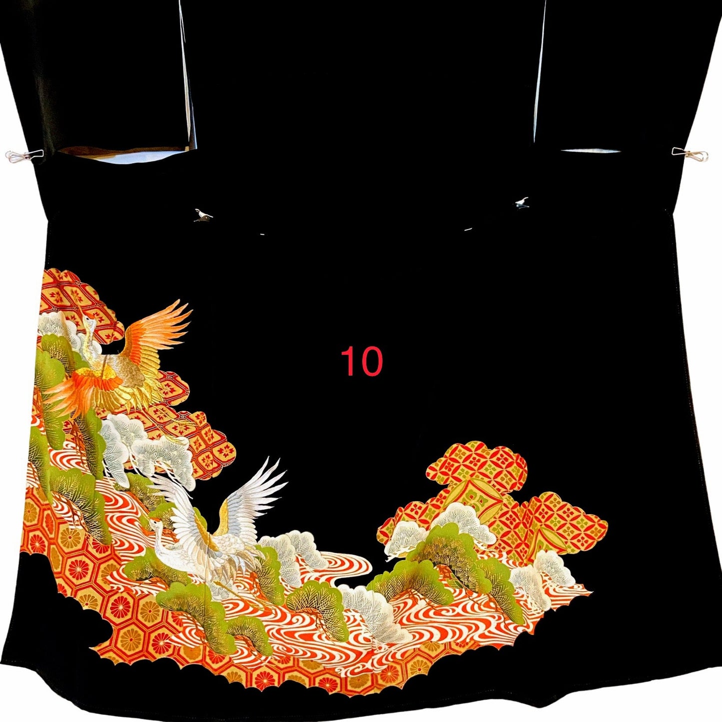 こちらはオーダーメイド製品となります。

掲載の製品の画像はサンプル（非売品）となります。掲載の黒留袖の中からお好みの柄の番号をお選びいただき、その黒留袖を使用して当製品をオーダーメイドにて製作いたします。柄の配置は当店にお任せください。サイズについてはお支払い後にメールでご希望の寸法を確認させていただきます。製作期間は通常約4週間となります。

製品が仕上がり次第、プノンペンのアトリエからお客様のご住所へ国際郵便（EMS）で発送いたします。発送後にEMSの追跡番号をお知らせいたします。発送から到着まではお客様のご住所により1週間前後かかる場合がありますのでご了承ください。

進捗状況はメールで随時お知らせいたします。あなただけの特別な一品を丁寧に制作してまいります。