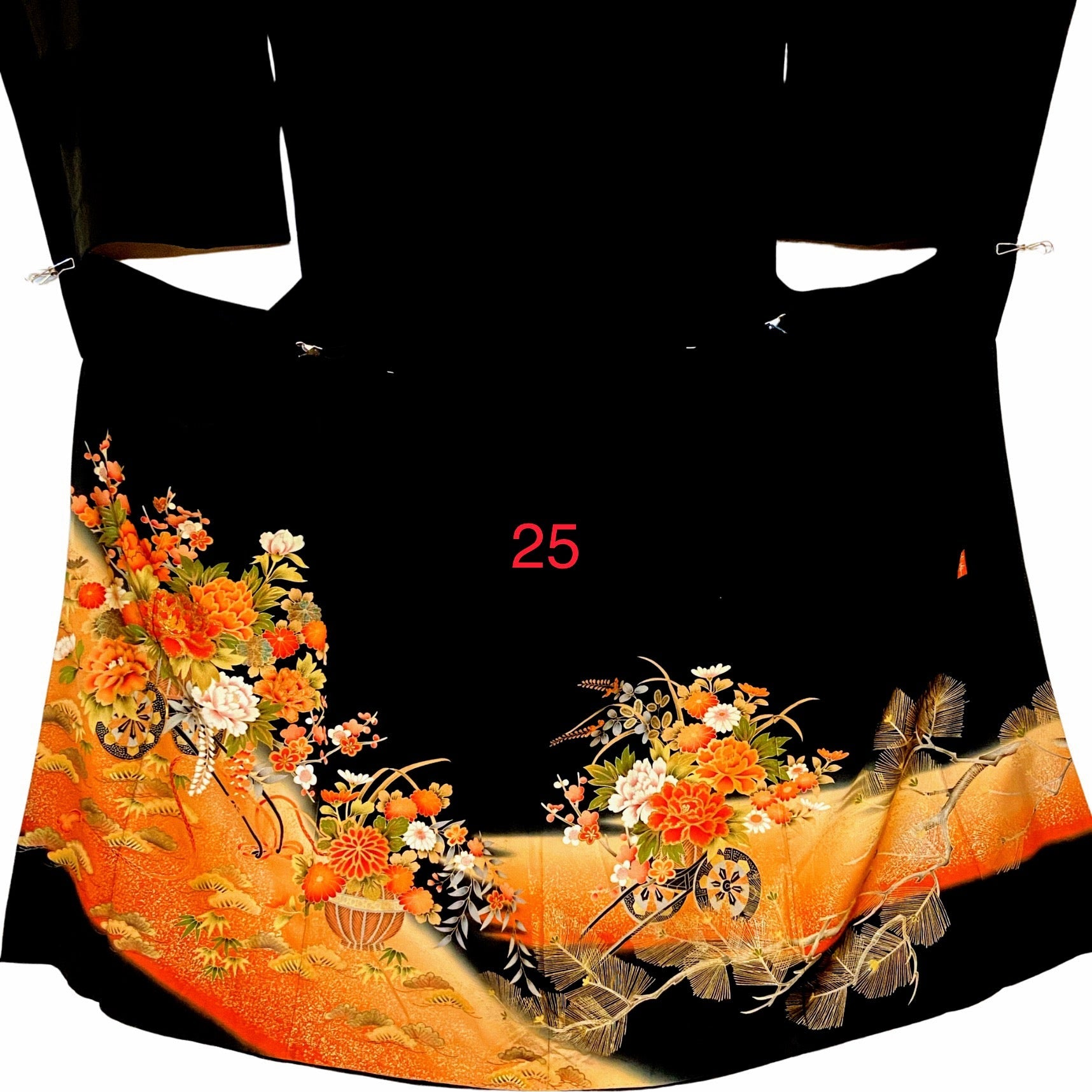 こちらはオーダーメイド製品となります。

掲載の製品の画像はサンプル（非売品）となります。掲載の黒留袖の中からお好みの柄の番号をお選びいただき、その黒留袖を使用して当製品をオーダーメイドにて製作いたします。柄の配置は当店にお任せください。サイズについてはお支払い後にメールでご希望の寸法を確認させていただきます。製作期間は通常約4週間となります。

製品が仕上がり次第、プノンペンのアトリエからお客様のご住所へ国際郵便（EMS）で発送いたします。発送後にEMSの追跡番号をお知らせいたします。発送から到着まではお客様のご住所により1週間前後かかる場合がありますのでご了承ください。

進捗状況はメールで随時お知らせいたします。あなただけの特別な一品を丁寧に制作してまいります。