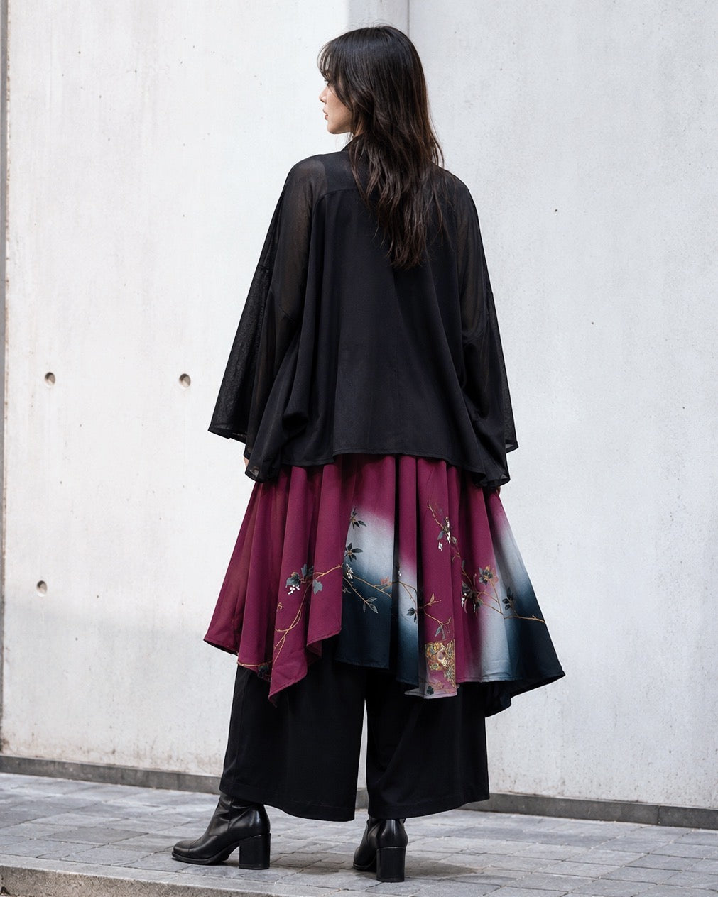 NEO SAMURAI アシンメトリー ドレープ スカートパンツ｜ワインブラック × 草花