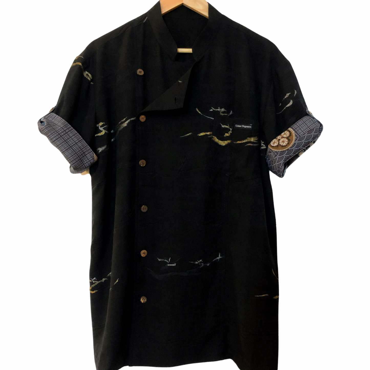 シェフ コート - フロントボタン

◎素材
表地：黒留袖　裏地：コットン

◎デザイン
・スタンドカラー　・フロントサイド 6ボタン　・5分袖　・ロールアップスリーブ　・両側サイドスリット　・左胸アウトポケット　・総裏

◎お手入れ
ドライクリーニングのみ