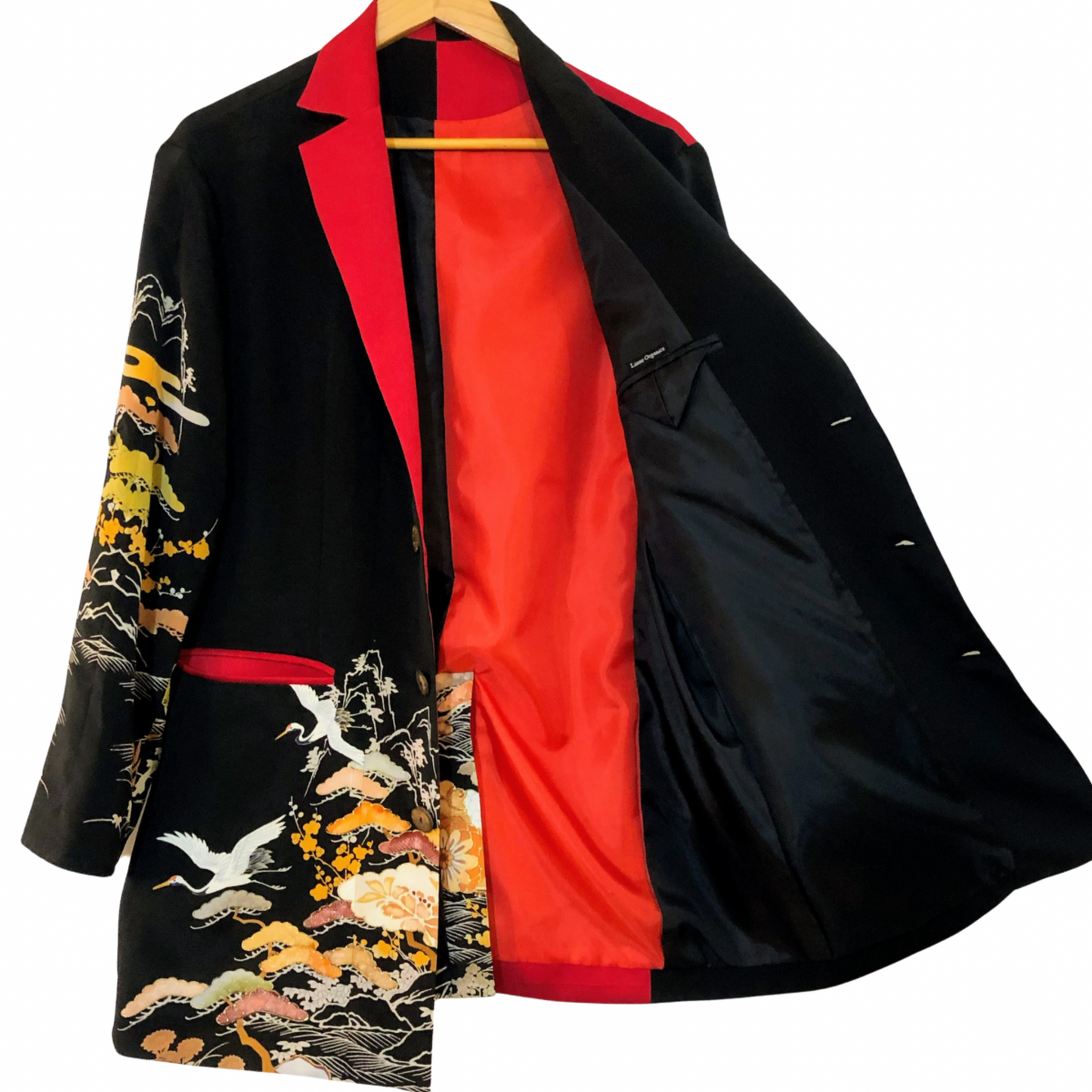 ノッチドラペルカラー デザインジャケット

◎素材
表地：黒留袖, 着物生地　裏地：コットン

◎デザイン
・ノッチドラペルカラー　・胸ダーツ　・フロント 3ボタン　・長袖　・ロールアップスリーブ　・カフ 1ボタン&amp;スリット　・センターベント　・左胸箱ポケット　・両側フロントフラップポケット　・両側裏地ポケット　・総裏

◎お手入れ
ドライクリーニングのみ