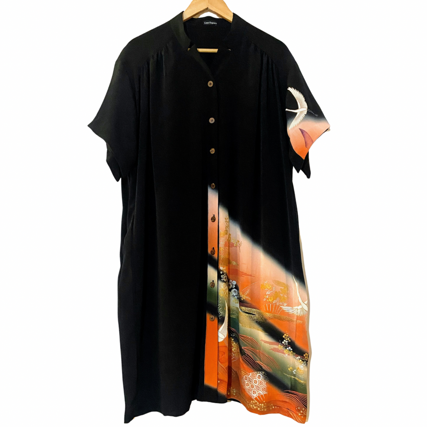 フロントボタン ケープスリーブ ワンピース

◎素材
表地：黒留袖　裏地：コットン

◎デザイン
・スタンドカラー　・ショルダーギャザー　・フロント 8ボタン　・半袖　・ケープスリーブ　・両側サイドスリット　・両側フロントサイドポケット　・総裏

◎お手入れ
ドライクリーニングのみ