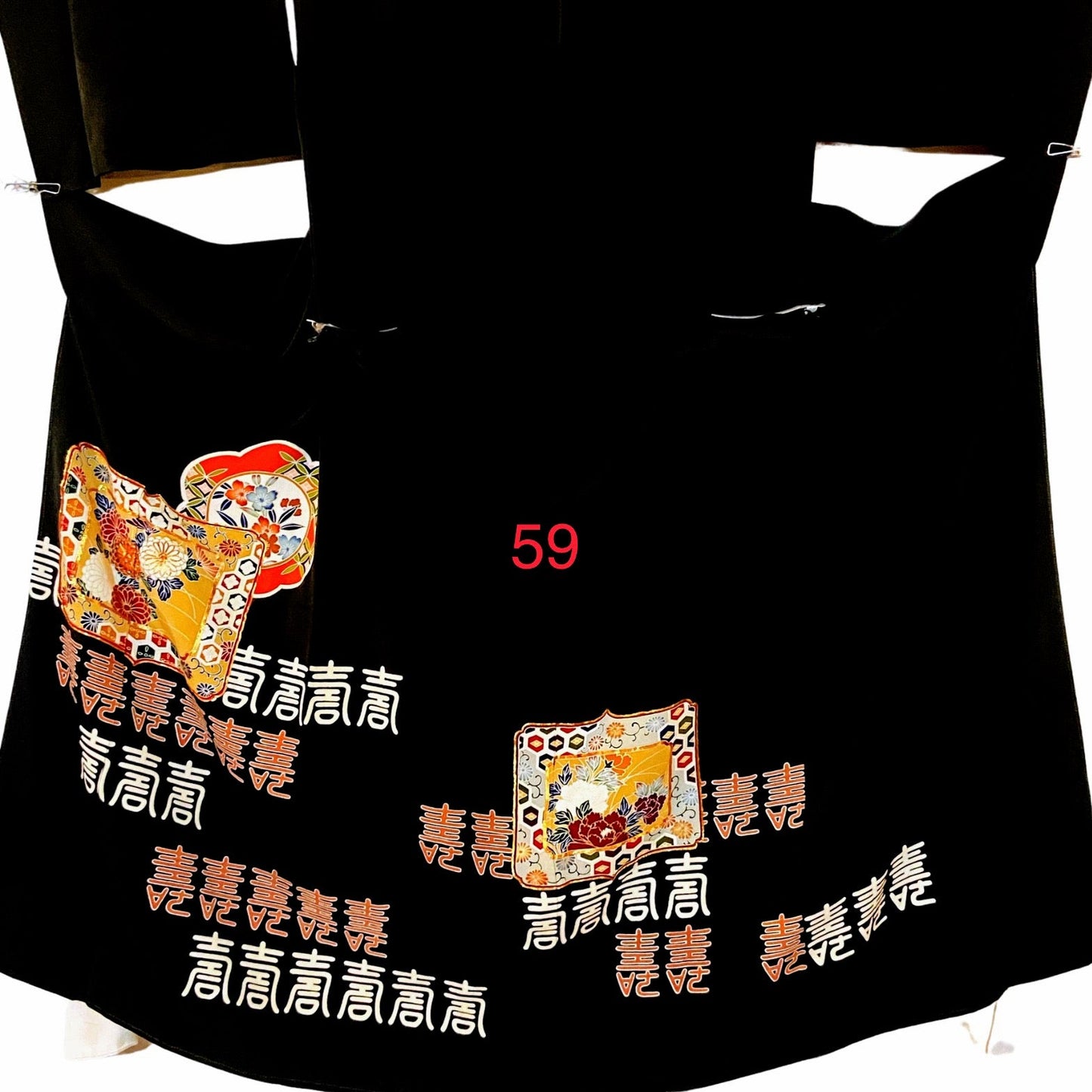 こちらはオーダーメイド製品となります。

掲載の製品の画像はサンプル（非売品）となります。掲載の黒留袖の中からお好みの柄の番号をお選びいただき、その黒留袖を使用して当製品をオーダーメイドにて製作いたします。柄の配置は当店にお任せください。サイズについてはお支払い後にメールでご希望の寸法を確認させていただきます。製作期間は通常約4週間となります。

製品が仕上がり次第、プノンペンのアトリエからお客様のご住所へ国際郵便（EMS）で発送いたします。発送後にEMSの追跡番号をお知らせいたします。発送から到着まではお客様のご住所により1週間前後かかる場合がありますのでご了承ください。

進捗状況はメールで随時お知らせいたします。あなただけの特別な一品を丁寧に制作してまいります。