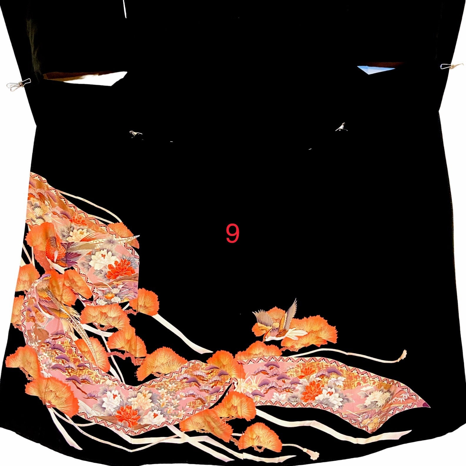 こちらはオーダーメイド製品となります。

掲載の製品の画像はサンプル（非売品）となります。掲載の黒留袖の中からお好みの柄の番号をお選びいただき、その黒留袖を使用して当製品をオーダーメイドにて製作いたします。柄の配置は当店にお任せください。サイズについてはお支払い後にメールでご希望の寸法を確認させていただきます。製作期間は通常約4週間となります。

製品が仕上がり次第、プノンペンのアトリエからお客様のご住所へ国際郵便（EMS）で発送いたします。発送後にEMSの追跡番号をお知らせいたします。発送から到着まではお客様のご住所により1週間前後かかる場合がありますのでご了承ください。

進捗状況はメールで随時お知らせいたします。あなただけの特別な一品を丁寧に制作してまいります。