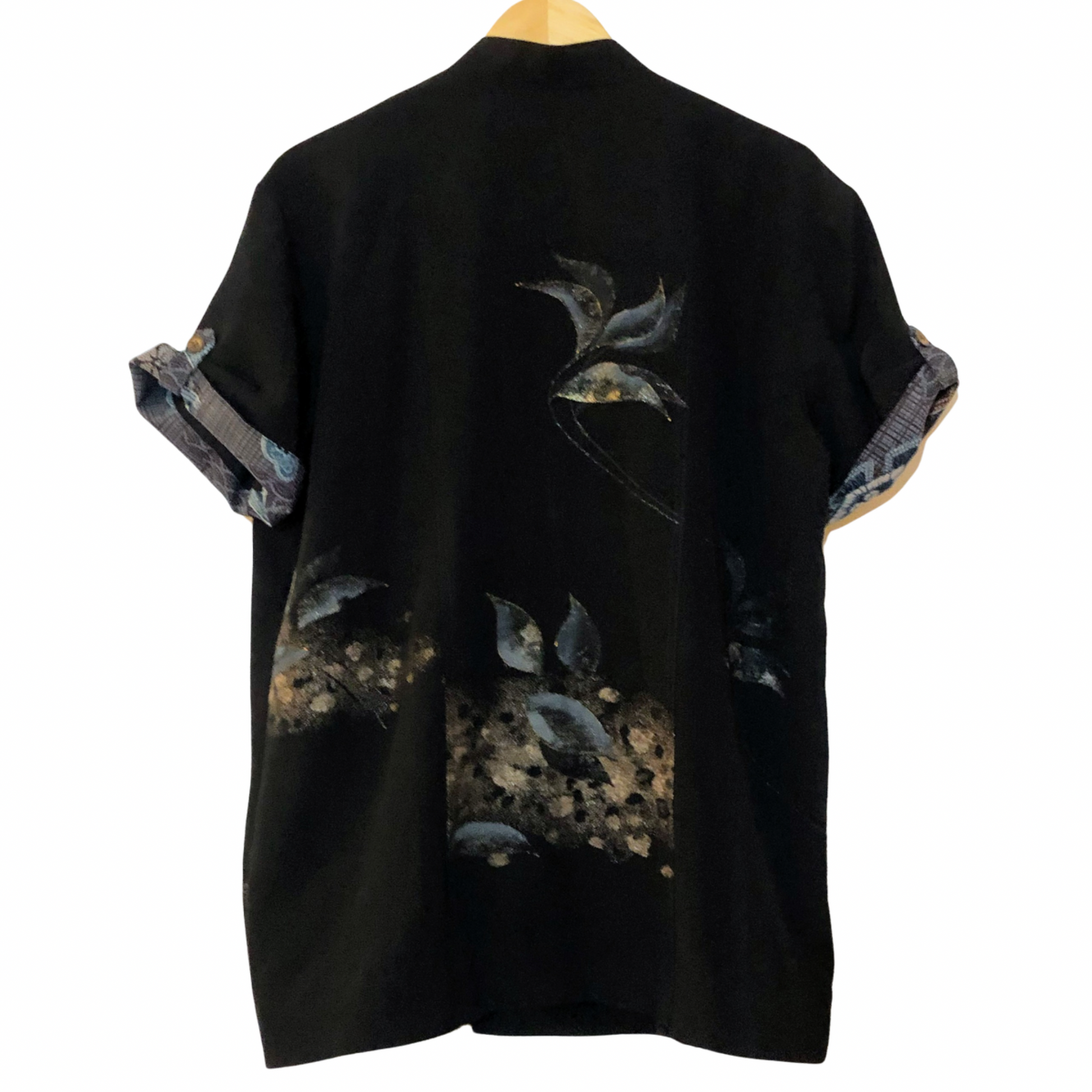 シェフ コート - フロントボタン

◎素材
表地：黒留袖　裏地：コットン

◎デザイン
・スタンドカラー　・フロントサイド 6ボタン　・5分袖　・ロールアップスリーブ　・両側サイドスリット　・左胸アウトポケット　・総裏

◎お手入れ
ドライクリーニングのみ