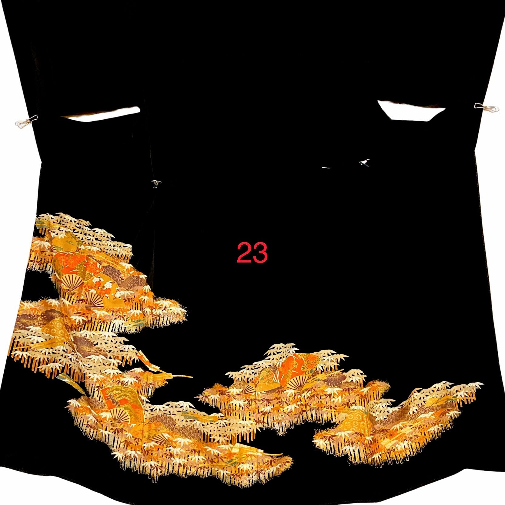 こちらはオーダーメイド製品となります。

掲載の製品の画像はサンプル（非売品）となります。掲載の黒留袖の中からお好みの柄の番号をお選びいただき、その黒留袖を使用して当製品をオーダーメイドにて製作いたします。柄の配置は当店にお任せください。サイズについてはお支払い後にメールでご希望の寸法を確認させていただきます。製作期間は通常約4週間となります。

製品が仕上がり次第、プノンペンのアトリエからお客様のご住所へ国際郵便（EMS）で発送いたします。発送後にEMSの追跡番号をお知らせいたします。発送から到着まではお客様のご住所により1週間前後かかる場合がありますのでご了承ください。

進捗状況はメールで随時お知らせいたします。あなただけの特別な一品を丁寧に制作してまいります。