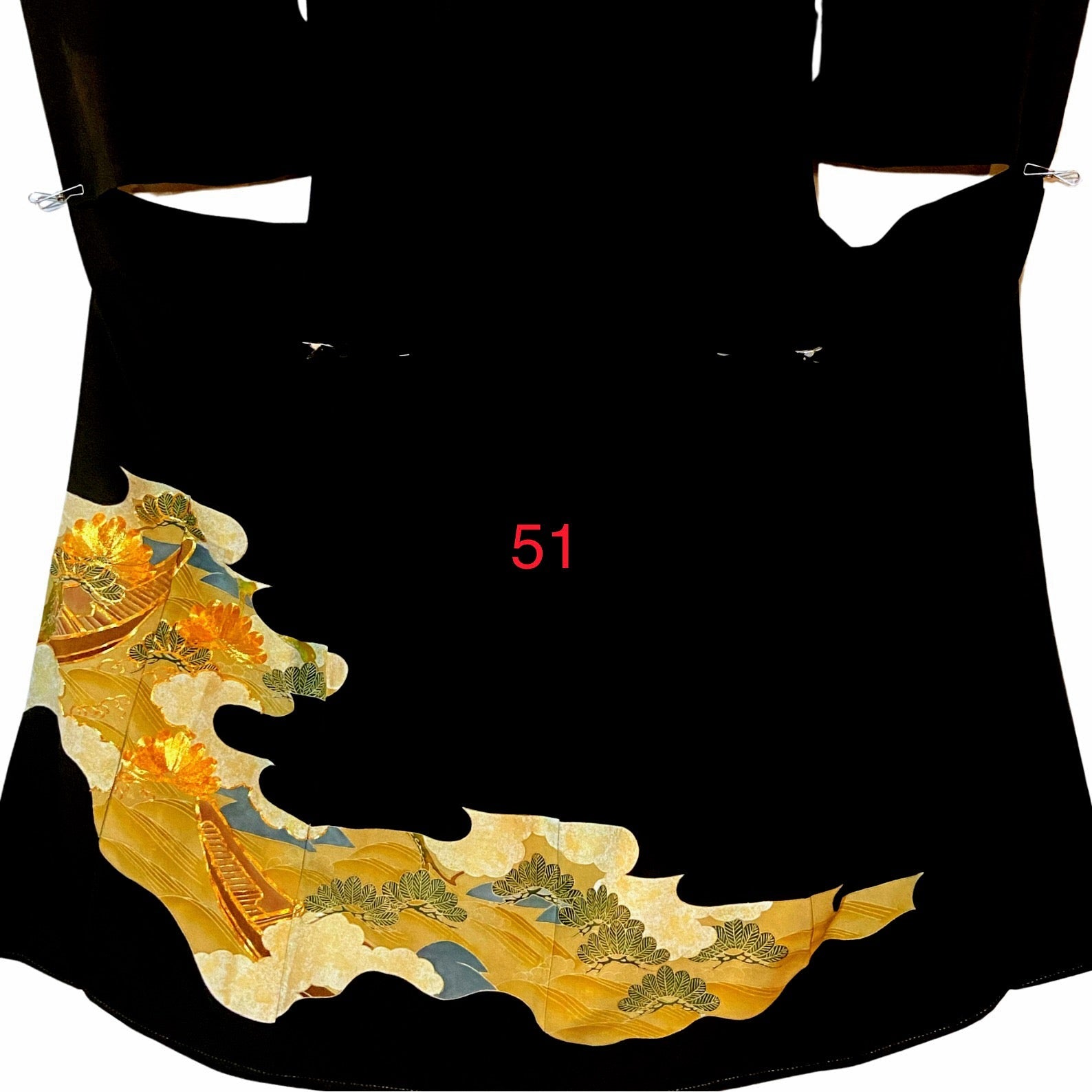 こちらはオーダーメイド製品となります。

掲載の製品の画像はサンプル（非売品）となります。掲載の黒留袖の中からお好みの柄の番号をお選びいただき、その黒留袖を使用して当製品をオーダーメイドにて製作いたします。柄の配置は当店にお任せください。サイズについてはお支払い後にメールでご希望の寸法を確認させていただきます。製作期間は通常約4週間となります。

製品が仕上がり次第、プノンペンのアトリエからお客様のご住所へ国際郵便（EMS）で発送いたします。発送後にEMSの追跡番号をお知らせいたします。発送から到着まではお客様のご住所により1週間前後かかる場合がありますのでご了承ください。

進捗状況はメールで随時お知らせいたします。あなただけの特別な一品を丁寧に制作してまいります。