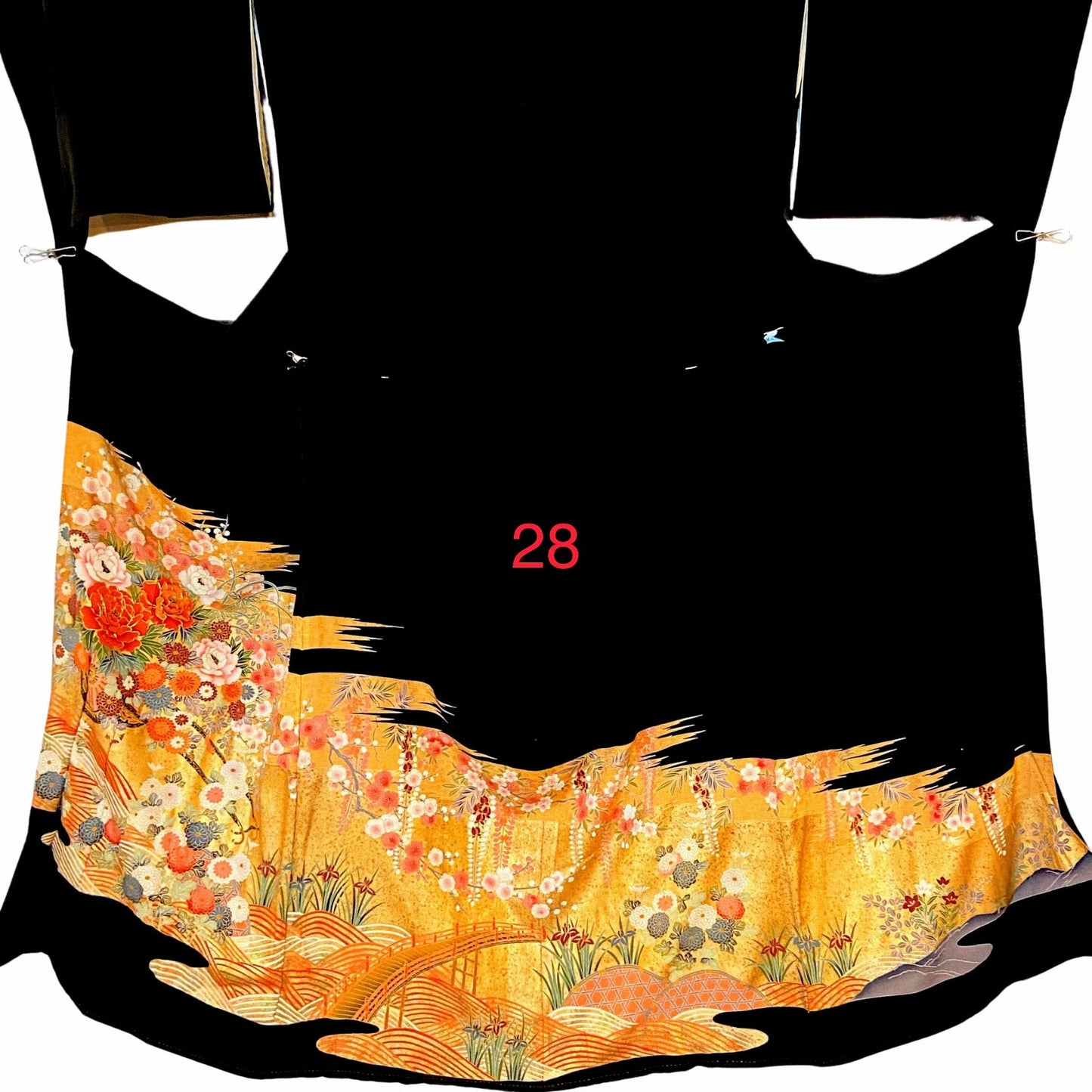 こちらはオーダーメイド製品となります。

掲載の製品の画像はサンプル（非売品）となります。掲載の黒留袖の中からお好みの柄の番号をお選びいただき、その黒留袖を使用して当製品をオーダーメイドにて製作いたします。柄の配置は当店にお任せください。サイズについてはお支払い後にメールでご希望の寸法を確認させていただきます。製作期間は通常約4週間となります。

製品が仕上がり次第、プノンペンのアトリエからお客様のご住所へ国際郵便（EMS）で発送いたします。発送後にEMSの追跡番号をお知らせいたします。発送から到着まではお客様のご住所により1週間前後かかる場合がありますのでご了承ください。

進捗状況はメールで随時お知らせいたします。あなただけの特別な一品を丁寧に制作してまいります。