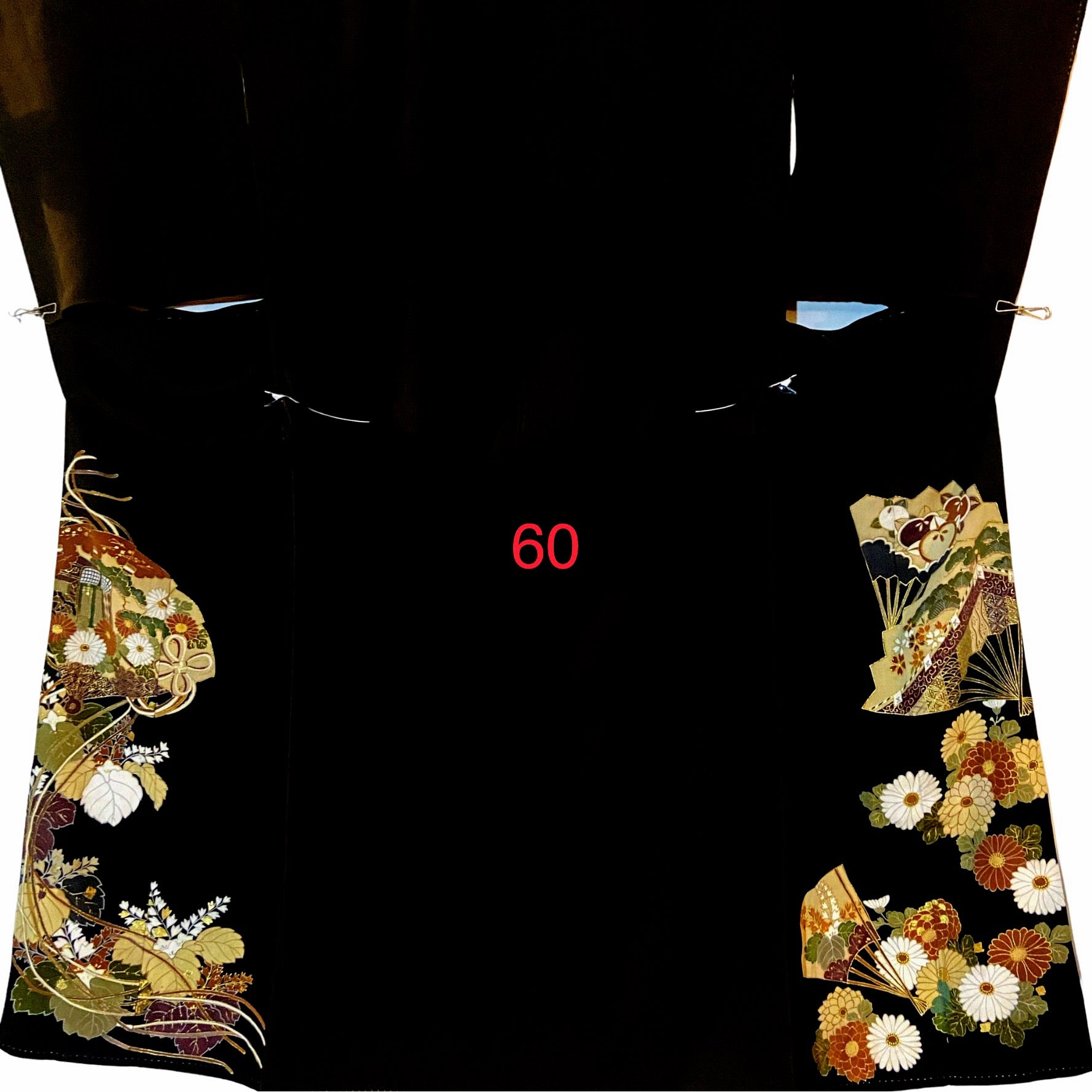 こちらはオーダーメイド製品となります。

掲載の製品の画像はサンプル（非売品）となります。掲載の黒留袖の中からお好みの柄の番号をお選びいただき、その黒留袖を使用して当製品をオーダーメイドにて製作いたします。柄の配置は当店にお任せください。サイズについてはお支払い後にメールでご希望の寸法を確認させていただきます。製作期間は通常約4週間となります。

製品が仕上がり次第、プノンペンのアトリエからお客様のご住所へ国際郵便（EMS）で発送いたします。発送後にEMSの追跡番号をお知らせいたします。発送から到着まではお客様のご住所により1週間前後かかる場合がありますのでご了承ください。

進捗状況はメールで随時お知らせいたします。あなただけの特別な一品を丁寧に制作してまいります。