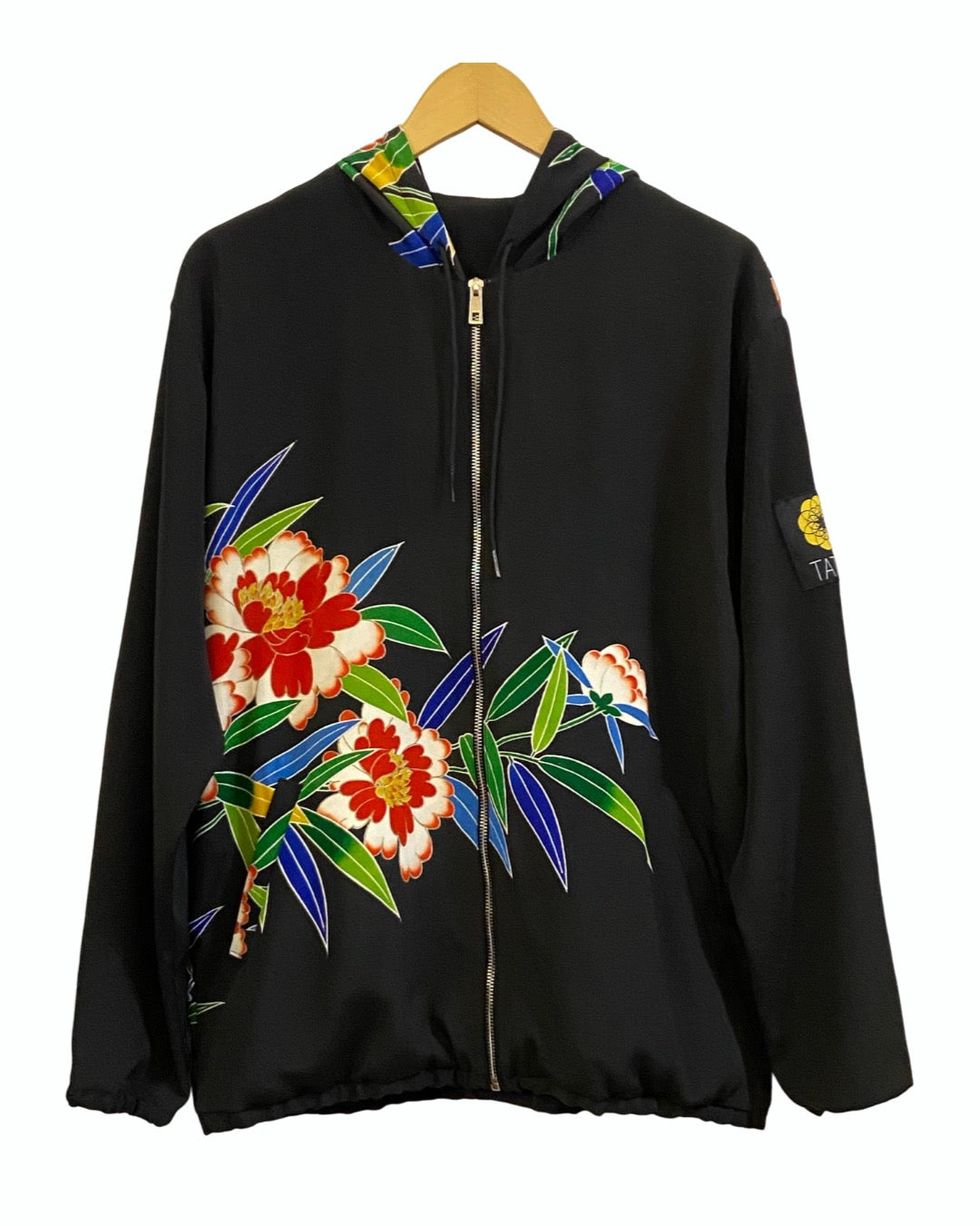 TATZU 黒留袖リメイク ジップパーカー｜Crimson Camellia Nocturne / Remade Black Tomesode Kimono Zipper Hoodie