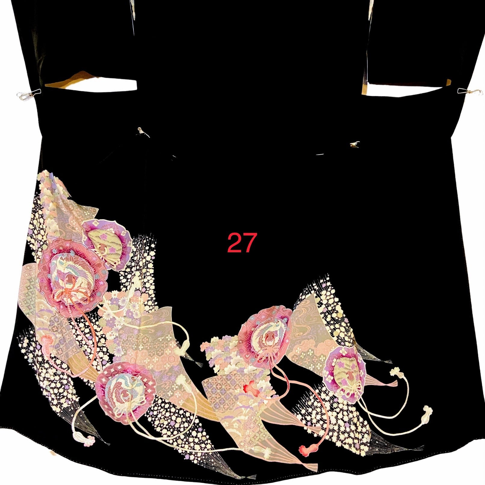 こちらはオーダーメイド製品となります。

掲載の製品の画像はサンプル（非売品）となります。掲載の黒留袖の中からお好みの柄の番号をお選びいただき、その黒留袖を使用して当製品をオーダーメイドにて製作いたします。柄の配置は当店にお任せください。サイズについてはお支払い後にメールでご希望の寸法を確認させていただきます。製作期間は通常約4週間となります。

製品が仕上がり次第、プノンペンのアトリエからお客様のご住所へ国際郵便（EMS）で発送いたします。発送後にEMSの追跡番号をお知らせいたします。発送から到着まではお客様のご住所により1週間前後かかる場合がありますのでご了承ください。

進捗状況はメールで随時お知らせいたします。あなただけの特別な一品を丁寧に制作してまいります。