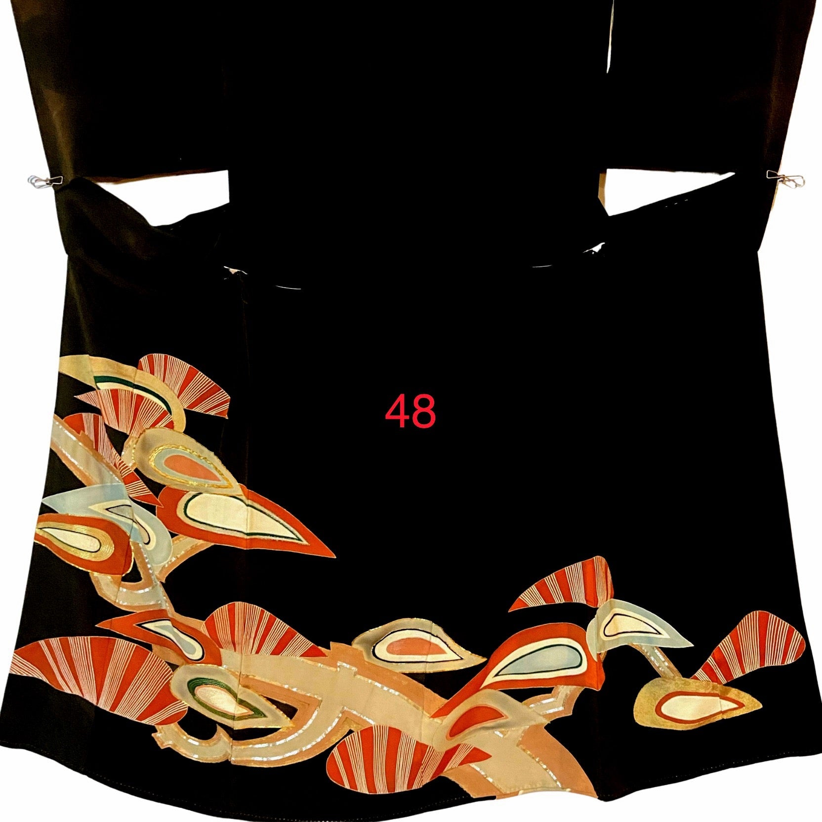 こちらはオーダーメイド製品となります。

掲載の製品の画像はサンプル（非売品）となります。掲載の黒留袖の中からお好みの柄の番号をお選びいただき、その黒留袖を使用して当製品をオーダーメイドにて製作いたします。柄の配置は当店にお任せください。サイズについてはお支払い後にメールでご希望の寸法を確認させていただきます。製作期間は通常約4週間となります。

製品が仕上がり次第、プノンペンのアトリエからお客様のご住所へ国際郵便（EMS）で発送いたします。発送後にEMSの追跡番号をお知らせいたします。発送から到着まではお客様のご住所により1週間前後かかる場合がありますのでご了承ください。

進捗状況はメールで随時お知らせいたします。あなただけの特別な一品を丁寧に制作してまいります。