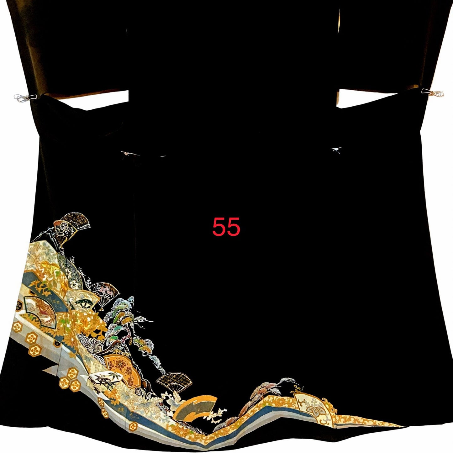 こちらはオーダーメイド製品となります。

掲載の製品の画像はサンプル（非売品）となります。掲載の黒留袖の中からお好みの柄の番号をお選びいただき、その黒留袖を使用して当製品をオーダーメイドにて製作いたします。柄の配置は当店にお任せください。サイズについてはお支払い後にメールでご希望の寸法を確認させていただきます。製作期間は通常約4週間となります。

製品が仕上がり次第、プノンペンのアトリエからお客様のご住所へ国際郵便（EMS）で発送いたします。発送後にEMSの追跡番号をお知らせいたします。発送から到着まではお客様のご住所により1週間前後かかる場合がありますのでご了承ください。

進捗状況はメールで随時お知らせいたします。あなただけの特別な一品を丁寧に制作してまいります。