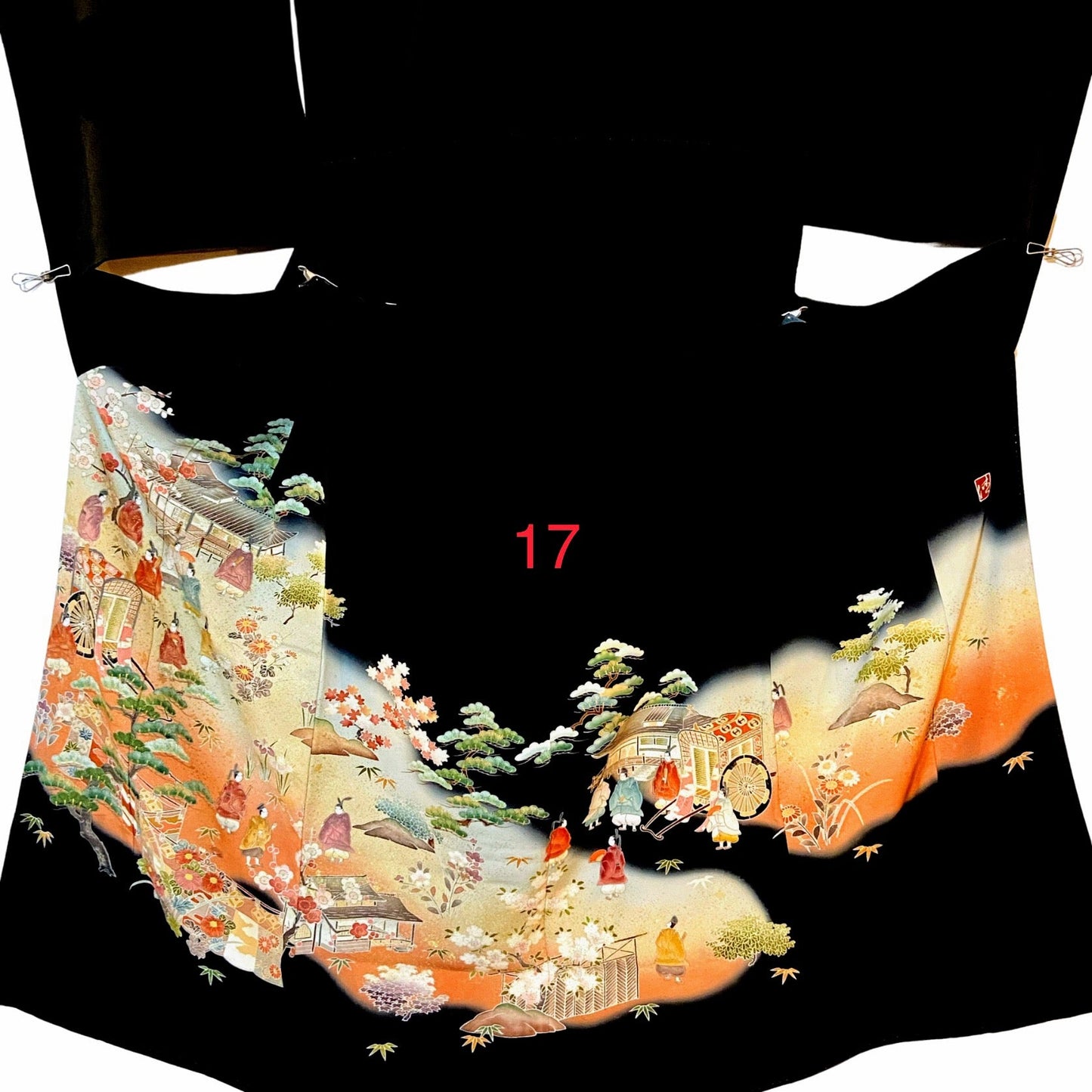 こちらはオーダーメイド製品となります。

掲載の製品の画像はサンプル（非売品）となります。掲載の黒留袖の中からお好みの柄の番号をお選びいただき、その黒留袖を使用して当製品をオーダーメイドにて製作いたします。柄の配置は当店にお任せください。サイズについてはお支払い後にメールでご希望の寸法を確認させていただきます。製作期間は通常約4週間となります。

製品が仕上がり次第、プノンペンのアトリエからお客様のご住所へ国際郵便（EMS）で発送いたします。発送後にEMSの追跡番号をお知らせいたします。発送から到着まではお客様のご住所により1週間前後かかる場合がありますのでご了承ください。

進捗状況はメールで随時お知らせいたします。あなただけの特別な一品を丁寧に制作してまいります。