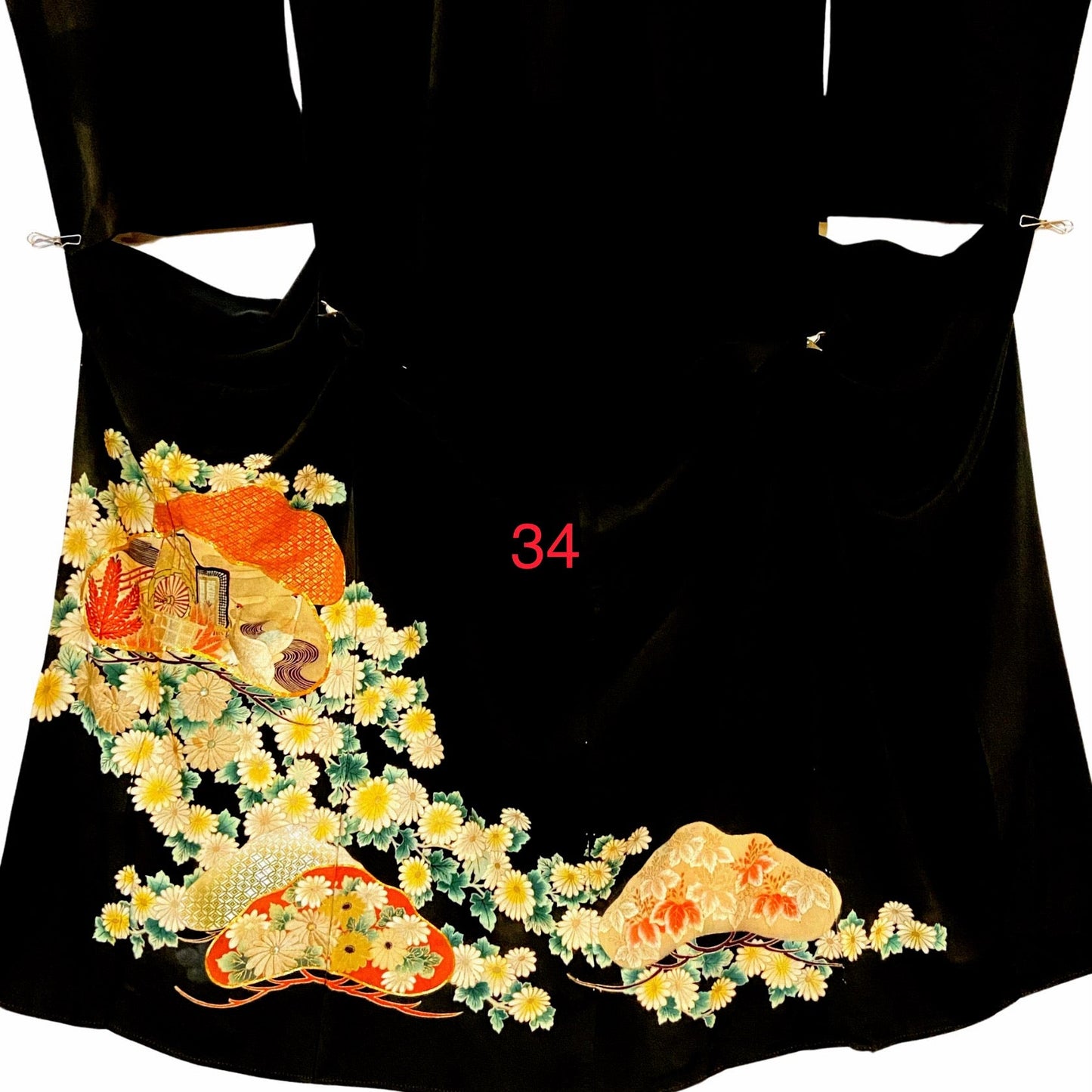 こちらはオーダーメイド製品となります。

掲載の製品の画像はサンプル（非売品）となります。掲載の黒留袖の中からお好みの柄の番号をお選びいただき、その黒留袖を使用して当製品をオーダーメイドにて製作いたします。柄の配置は当店にお任せください。サイズについてはお支払い後にメールでご希望の寸法を確認させていただきます。製作期間は通常約4週間となります。

製品が仕上がり次第、プノンペンのアトリエからお客様のご住所へ国際郵便（EMS）で発送いたします。発送後にEMSの追跡番号をお知らせいたします。発送から到着まではお客様のご住所により1週間前後かかる場合がありますのでご了承ください。

進捗状況はメールで随時お知らせいたします。あなただけの特別な一品を丁寧に制作してまいります。