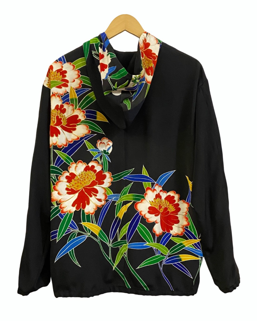 TATZU 黒留袖リメイク ジップパーカー｜Crimson Camellia Nocturne / Remade Black Tomesode Kimono Zipper Hoodie