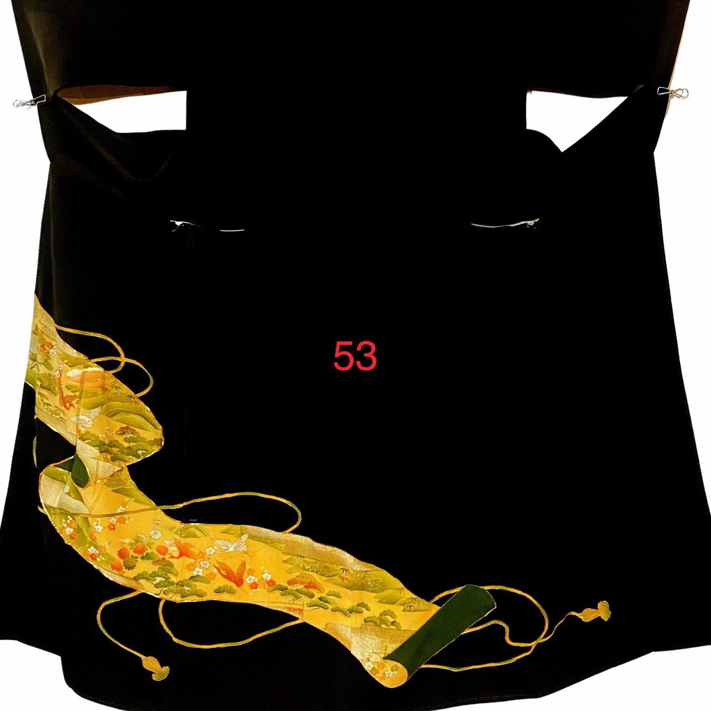 こちらはオーダーメイド製品となります。

掲載の製品の画像はサンプル（非売品）となります。掲載の黒留袖の中からお好みの柄の番号をお選びいただき、その黒留袖を使用して当製品をオーダーメイドにて製作いたします。柄の配置は当店にお任せください。サイズについてはお支払い後にメールでご希望の寸法を確認させていただきます。製作期間は通常約4週間となります。

製品が仕上がり次第、プノンペンのアトリエからお客様のご住所へ国際郵便（EMS）で発送いたします。発送後にEMSの追跡番号をお知らせいたします。発送から到着まではお客様のご住所により1週間前後かかる場合がありますのでご了承ください。

進捗状況はメールで随時お知らせいたします。あなただけの特別な一品を丁寧に制作してまいります。