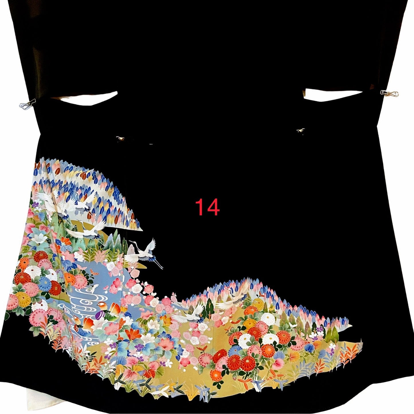 こちらはオーダーメイド製品となります。

掲載の製品の画像はサンプル（非売品）となります。掲載の黒留袖の中からお好みの柄の番号をお選びいただき、その黒留袖を使用して当製品をオーダーメイドにて製作いたします。柄の配置は当店にお任せください。サイズについてはお支払い後にメールでご希望の寸法を確認させていただきます。製作期間は通常約4週間となります。

製品が仕上がり次第、プノンペンのアトリエからお客様のご住所へ国際郵便（EMS）で発送いたします。発送後にEMSの追跡番号をお知らせいたします。発送から到着まではお客様のご住所により1週間前後かかる場合がありますのでご了承ください。

進捗状況はメールで随時お知らせいたします。あなただけの特別な一品を丁寧に制作してまいります。