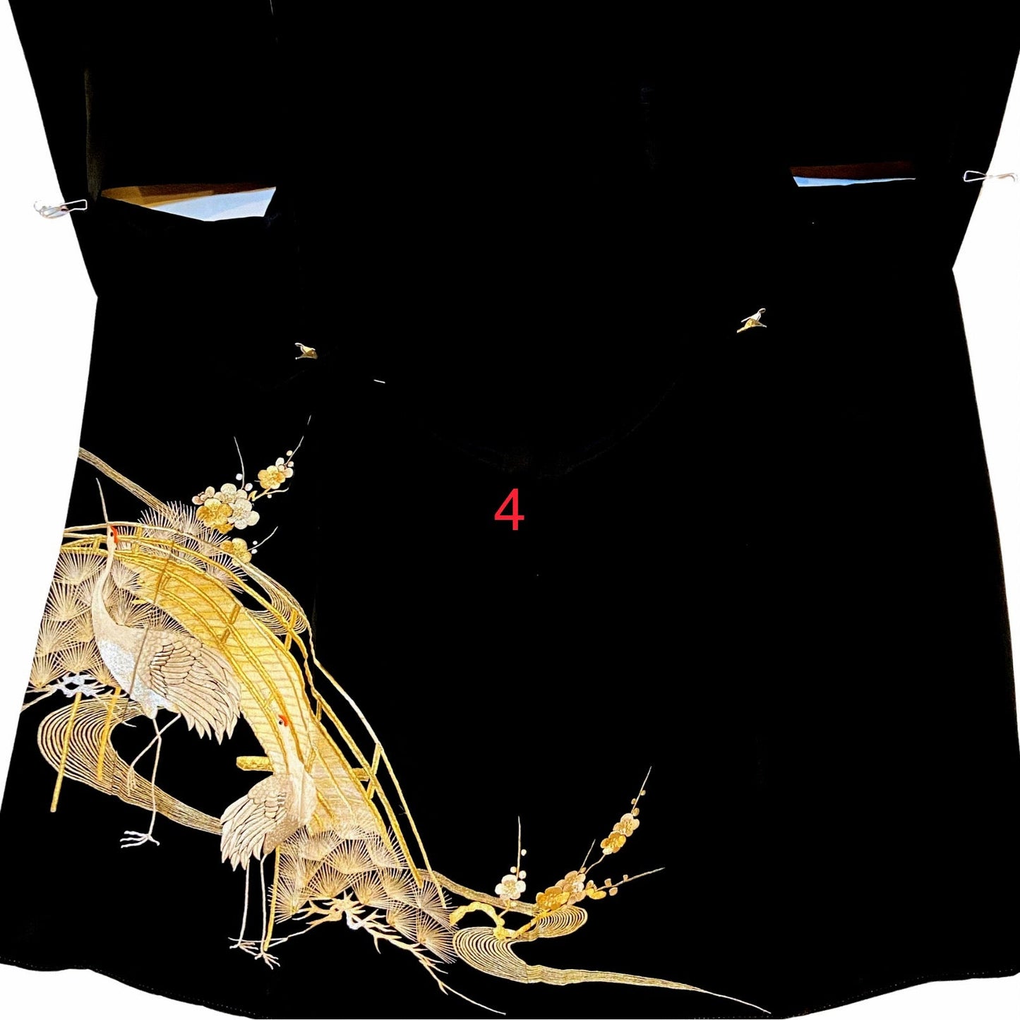 こちらはオーダーメイド製品となります。

掲載の製品の画像はサンプル（非売品）となります。掲載の黒留袖の中からお好みの柄の番号をお選びいただき、その黒留袖を使用して当製品をオーダーメイドにて製作いたします。柄の配置は当店にお任せください。サイズについてはお支払い後にメールでご希望の寸法を確認させていただきます。製作期間は通常約4週間となります。

製品が仕上がり次第、プノンペンのアトリエからお客様のご住所へ国際郵便（EMS）で発送いたします。発送後にEMSの追跡番号をお知らせいたします。発送から到着まではお客様のご住所により1週間前後かかる場合がありますのでご了承ください。

進捗状況はメールで随時お知らせいたします。あなただけの特別な一品を丁寧に制作してまいります。